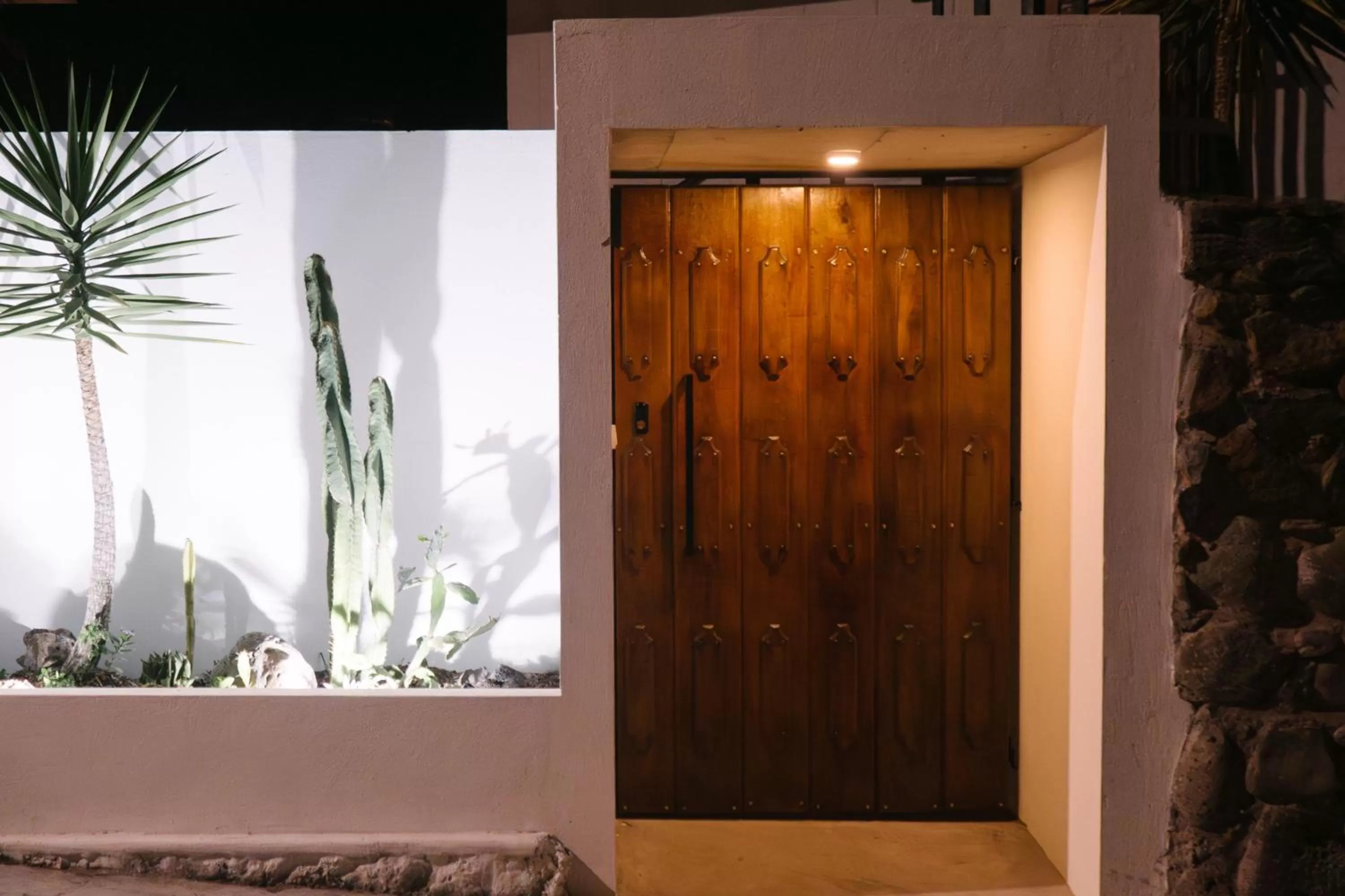 Facade/entrance, TV/Entertainment Center in Hotel Pimampiro