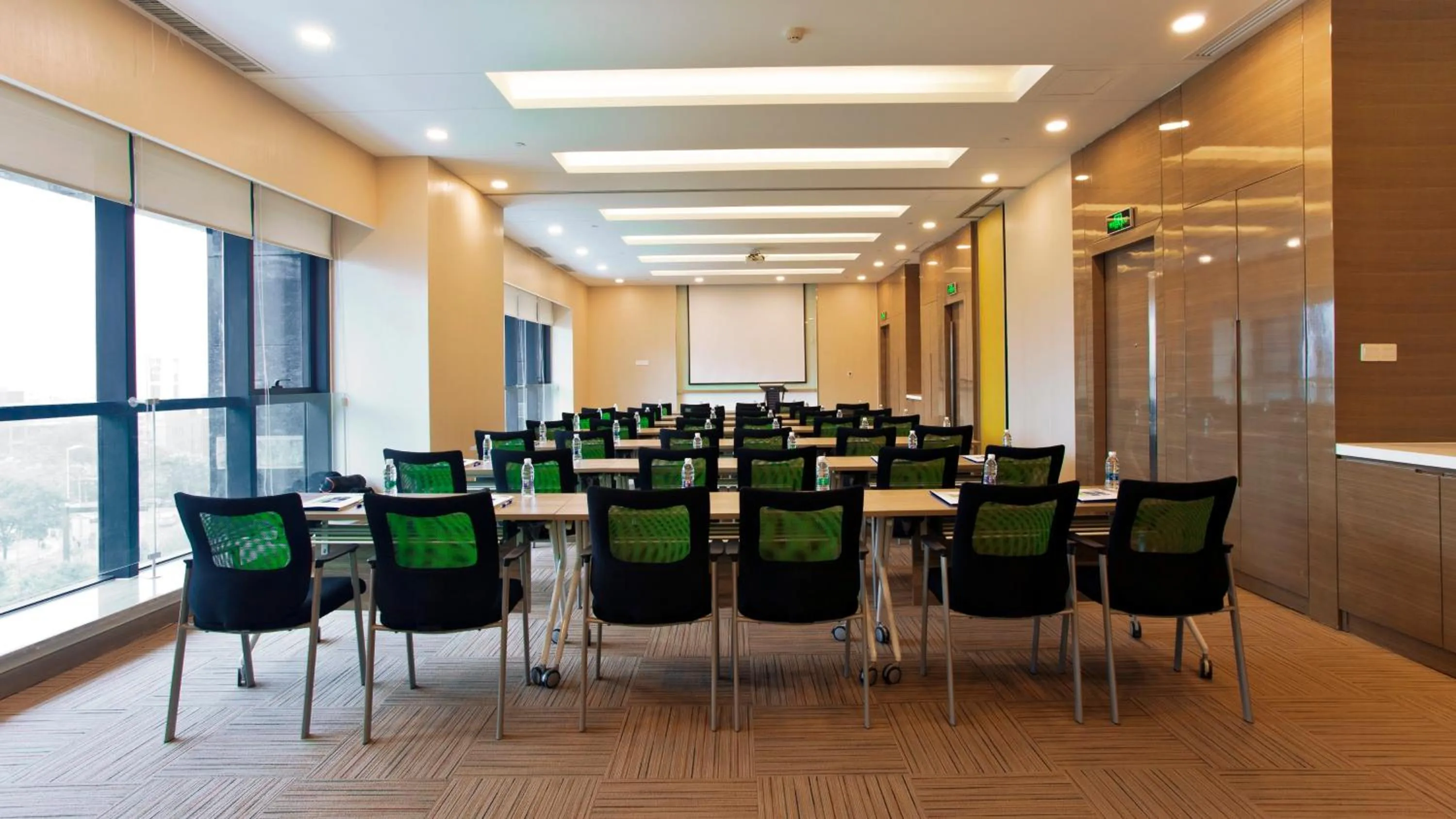 Meeting/conference room in Holiday Inn Express Xi'an High-Tech Zone by IHG