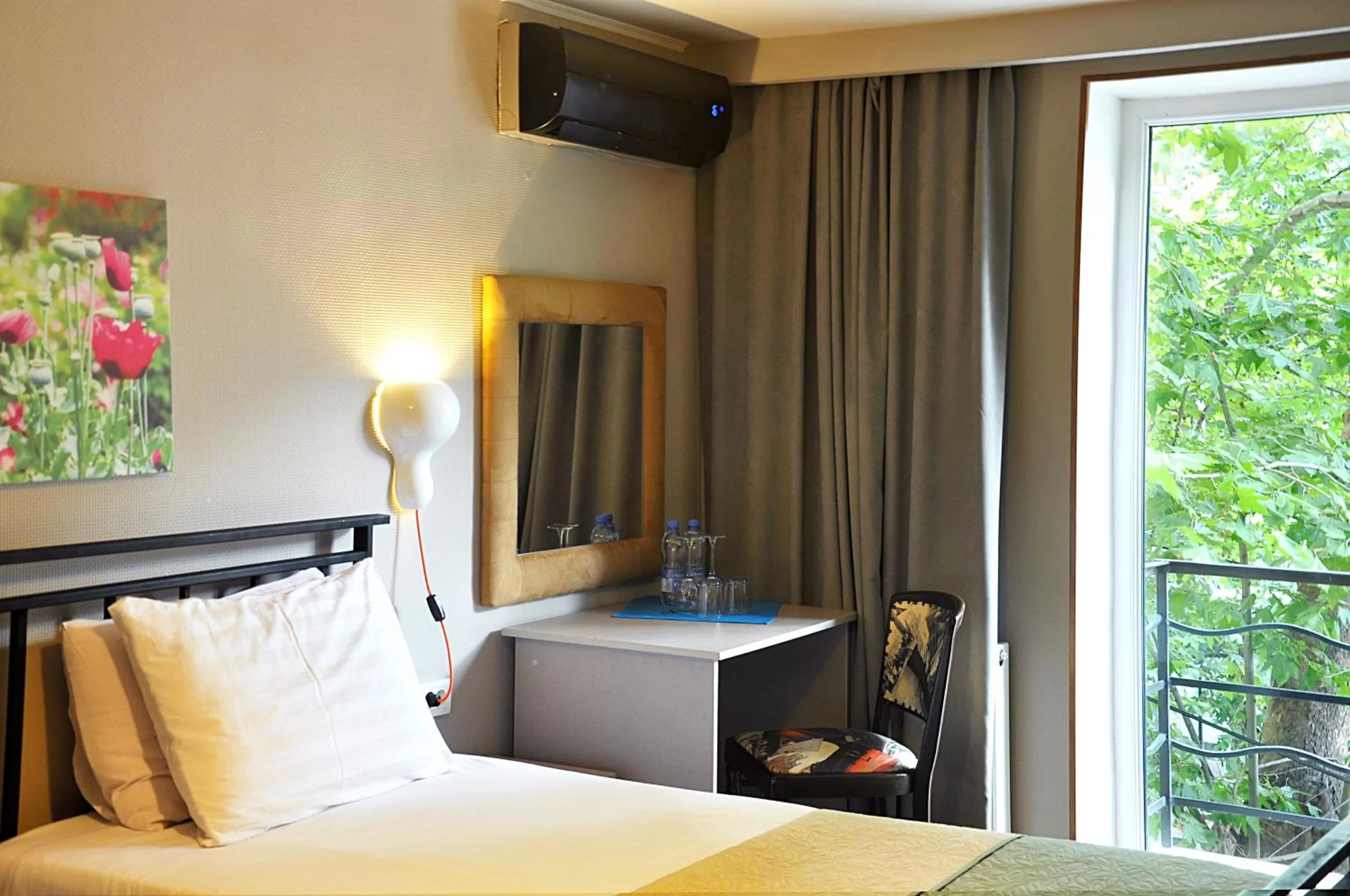 Bed in Art Hotel Claude Monet