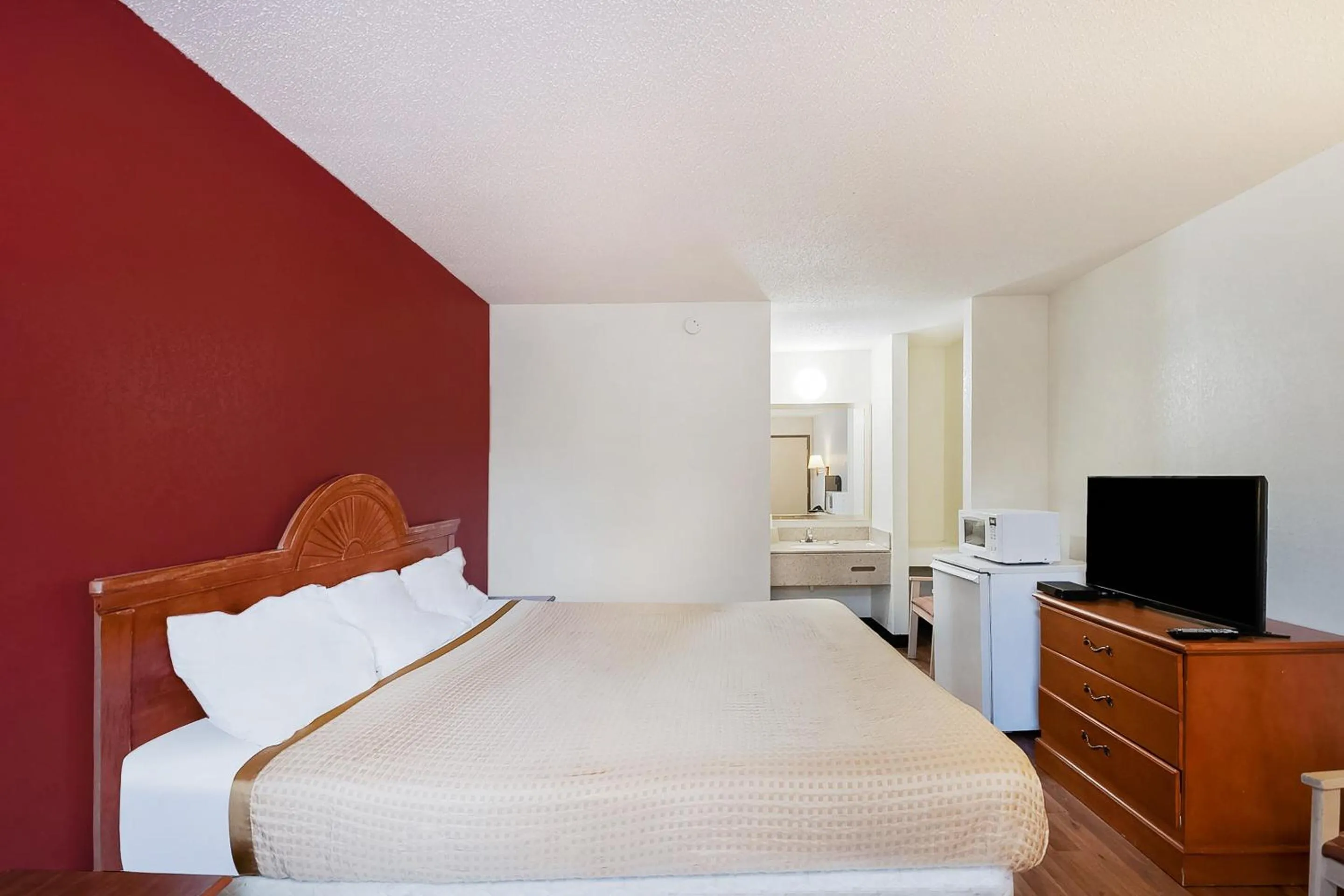 Bedroom, Bed in OYO Hotel Manning SC