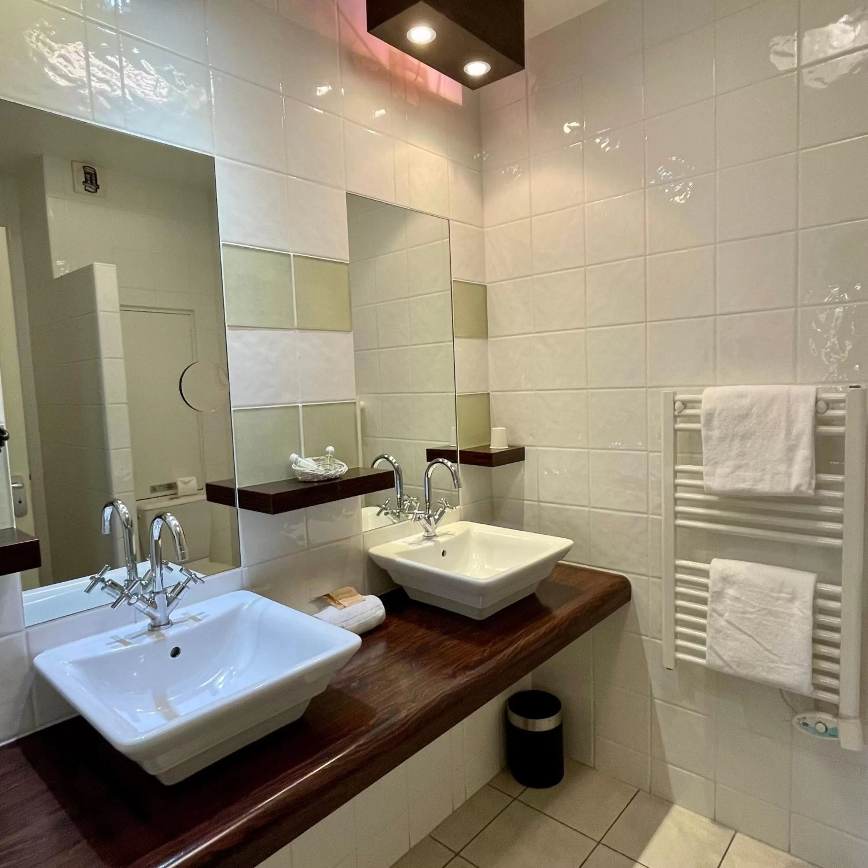 Bathroom in Hôtel Au Logis des Remparts