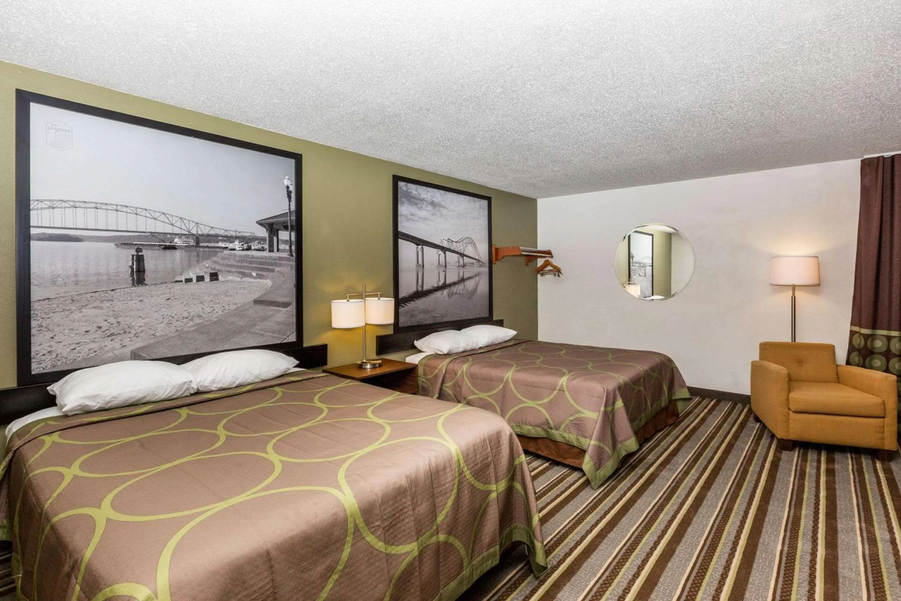 Photo of the whole room, Bed in Super 8 by Wyndham Storm Lake