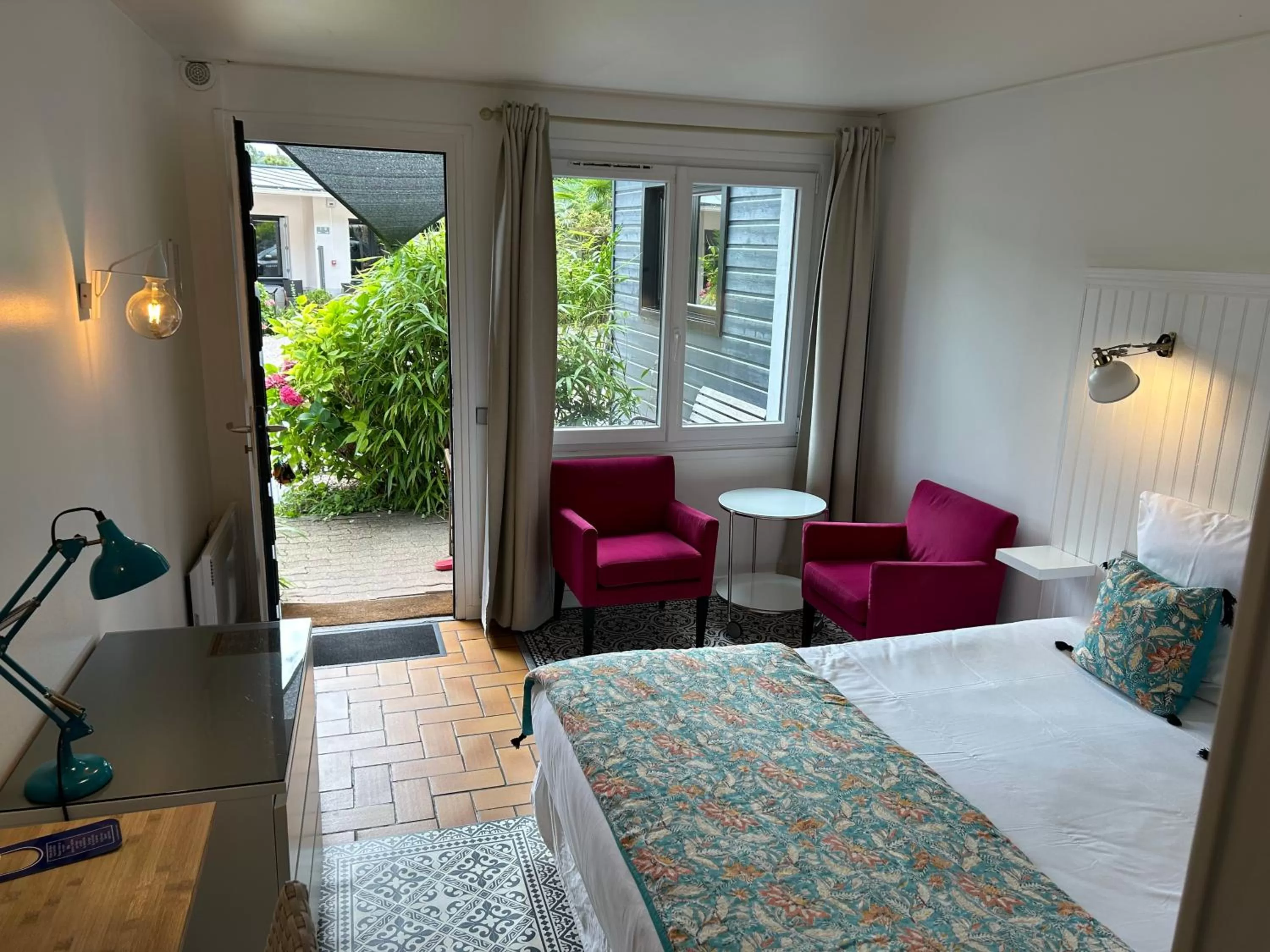 Photo of the whole room, Bed in Hôtel Monet