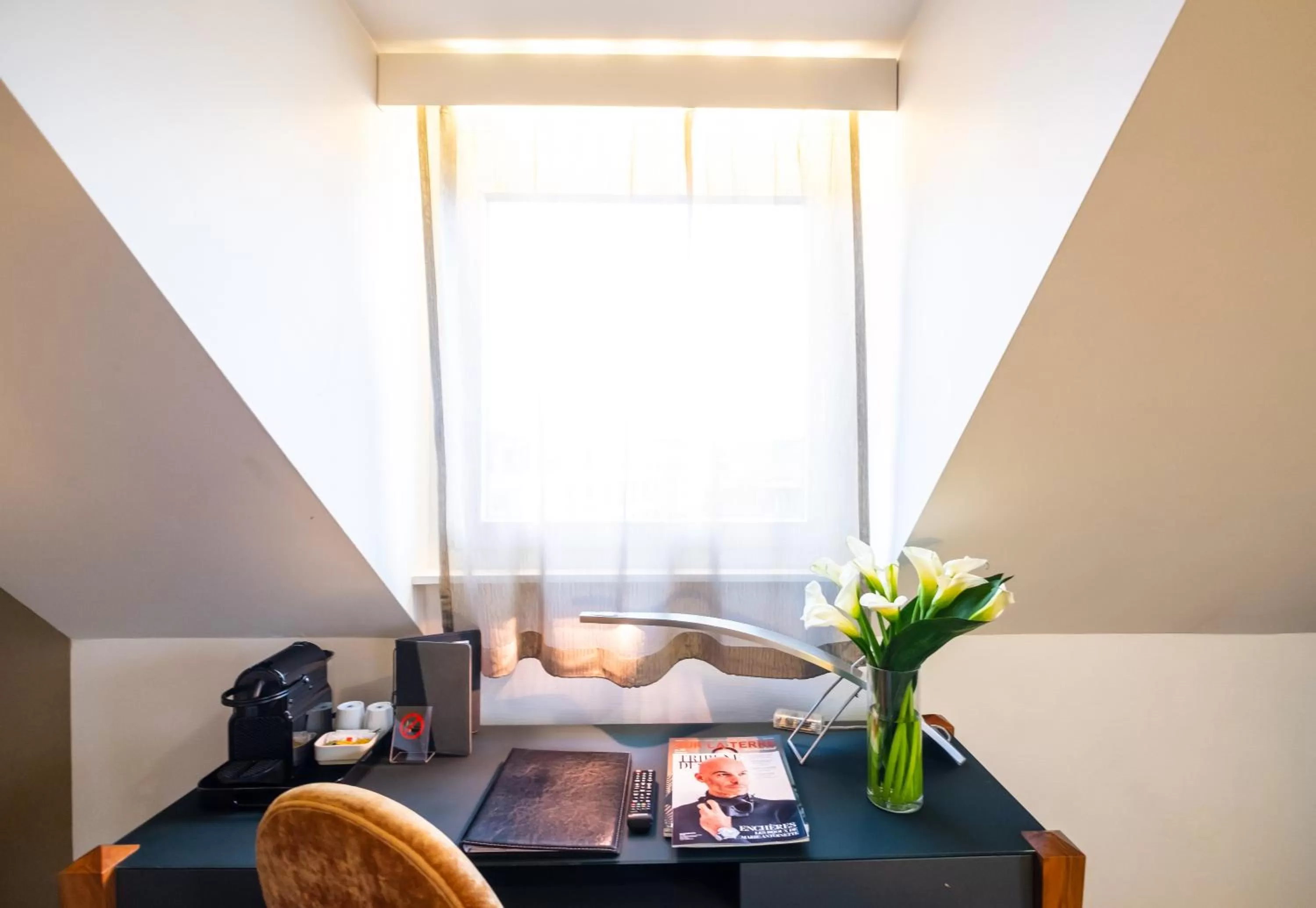 Seating area, Bed in The Ambassador