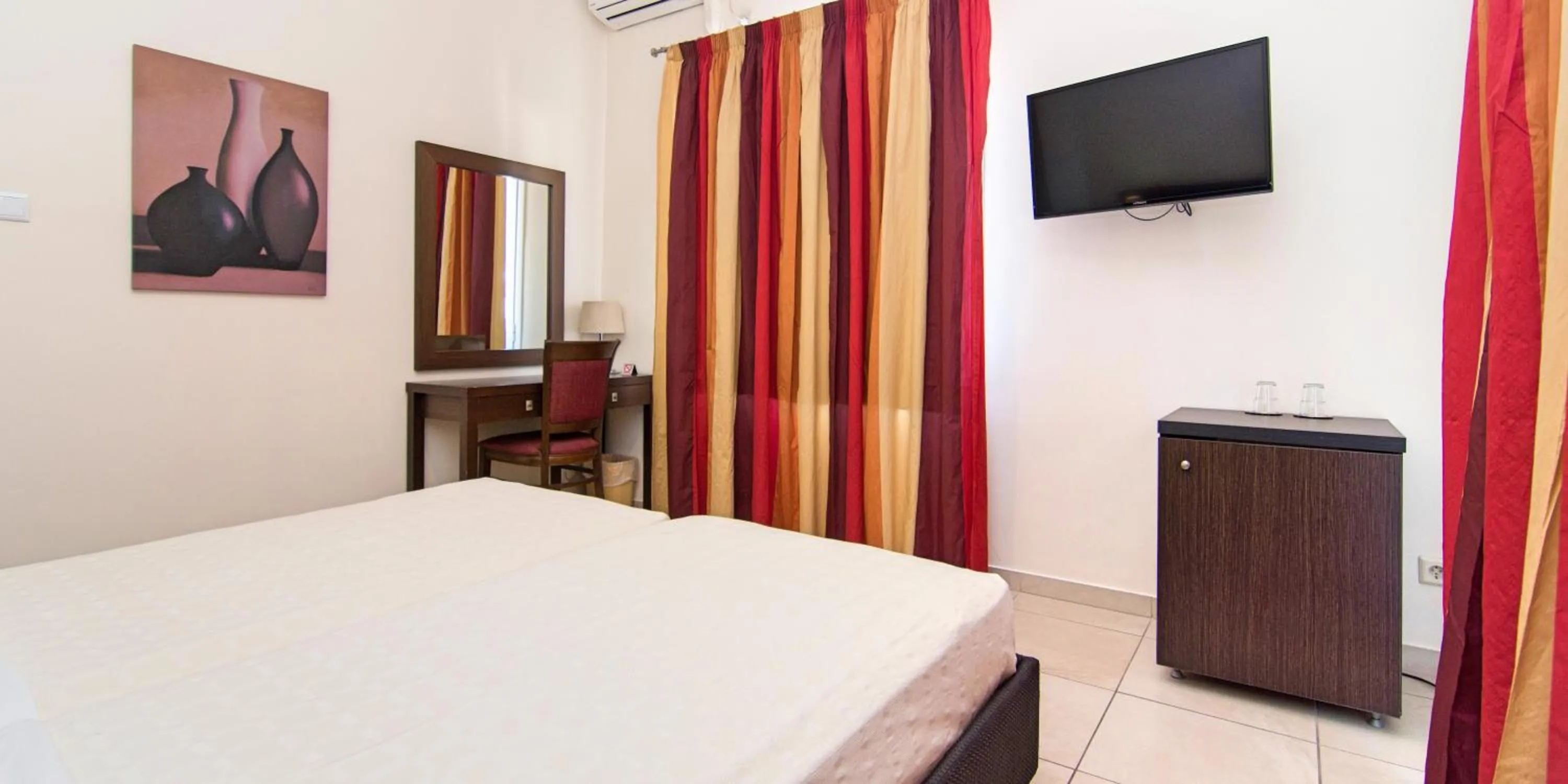 Photo of the whole room, Bed in San Nectarios