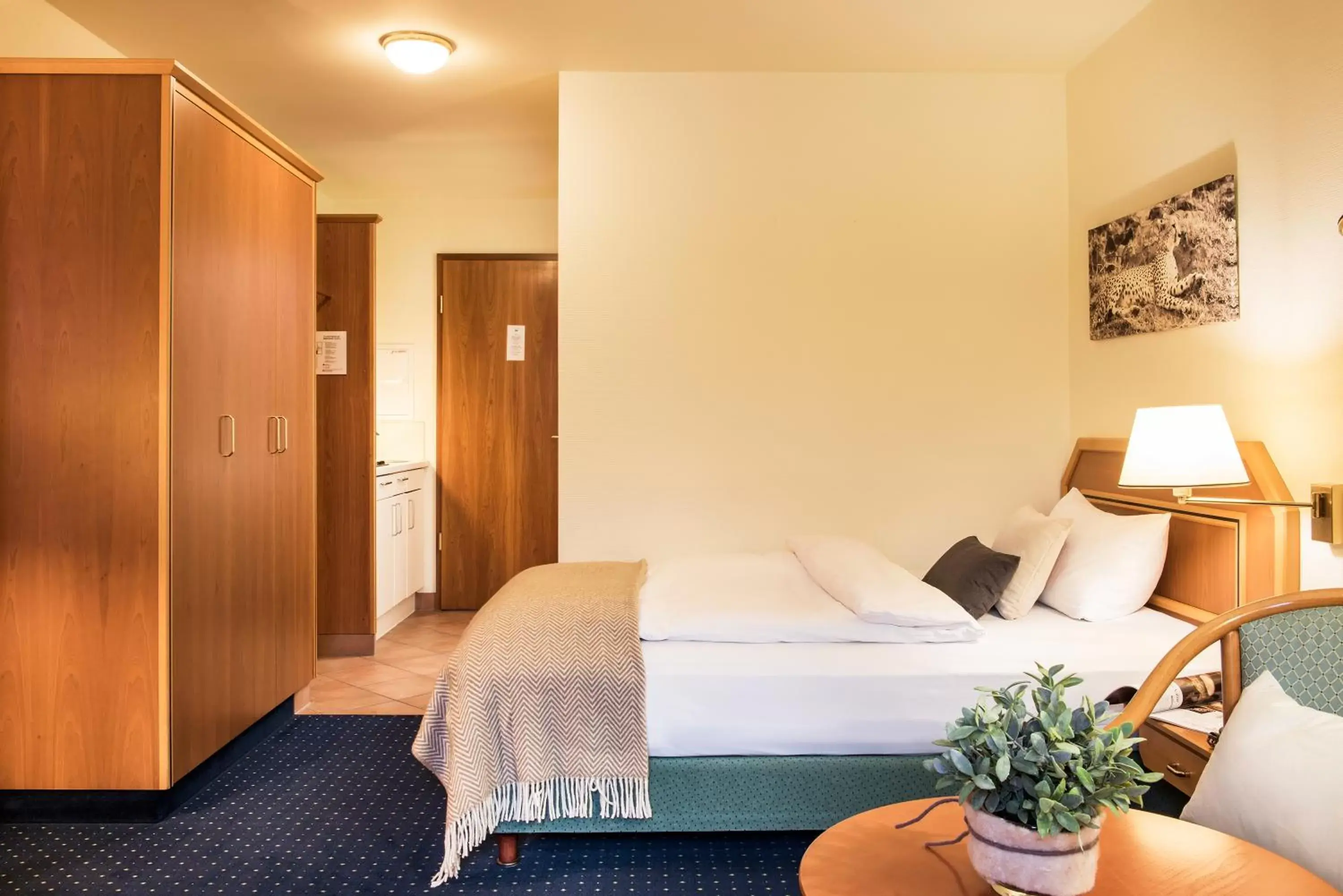 Economy Queen Room in Sunderland Hotel Economy Queen Room in Sunderland Hotel