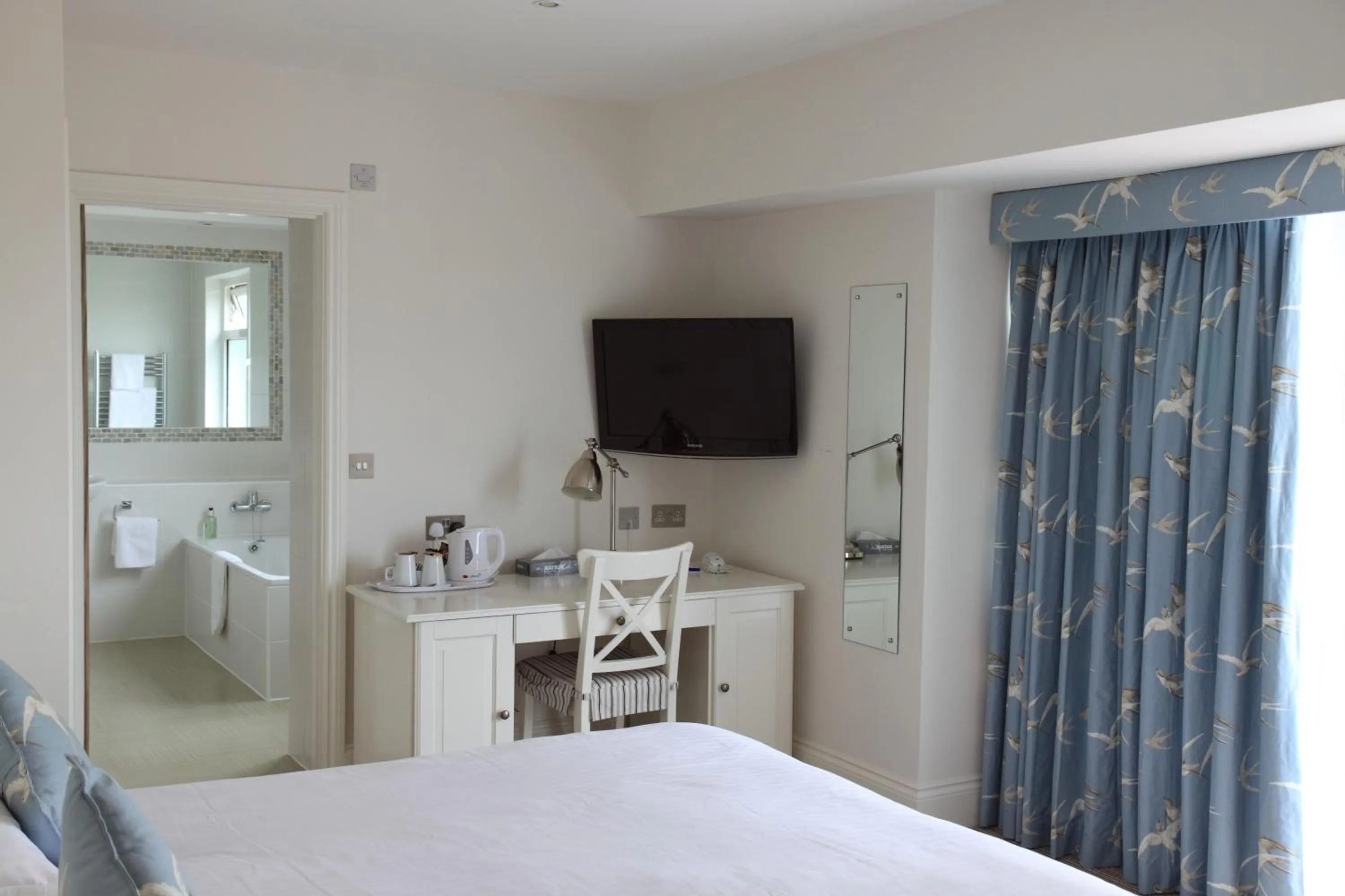 Bathroom, Bed in Ommaroo Hotel