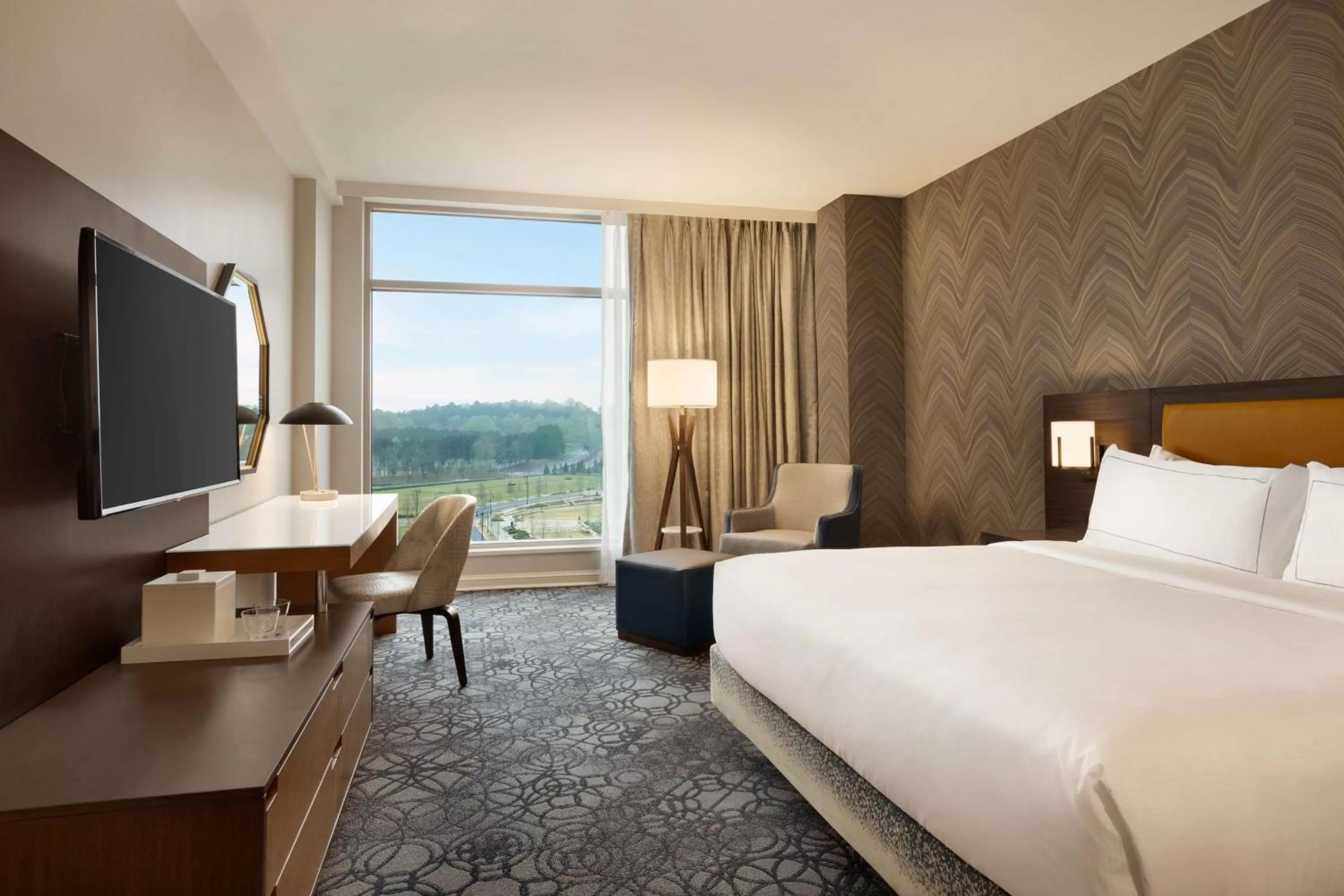 Bedroom, Bed in Hilton Alpharetta Atlanta
