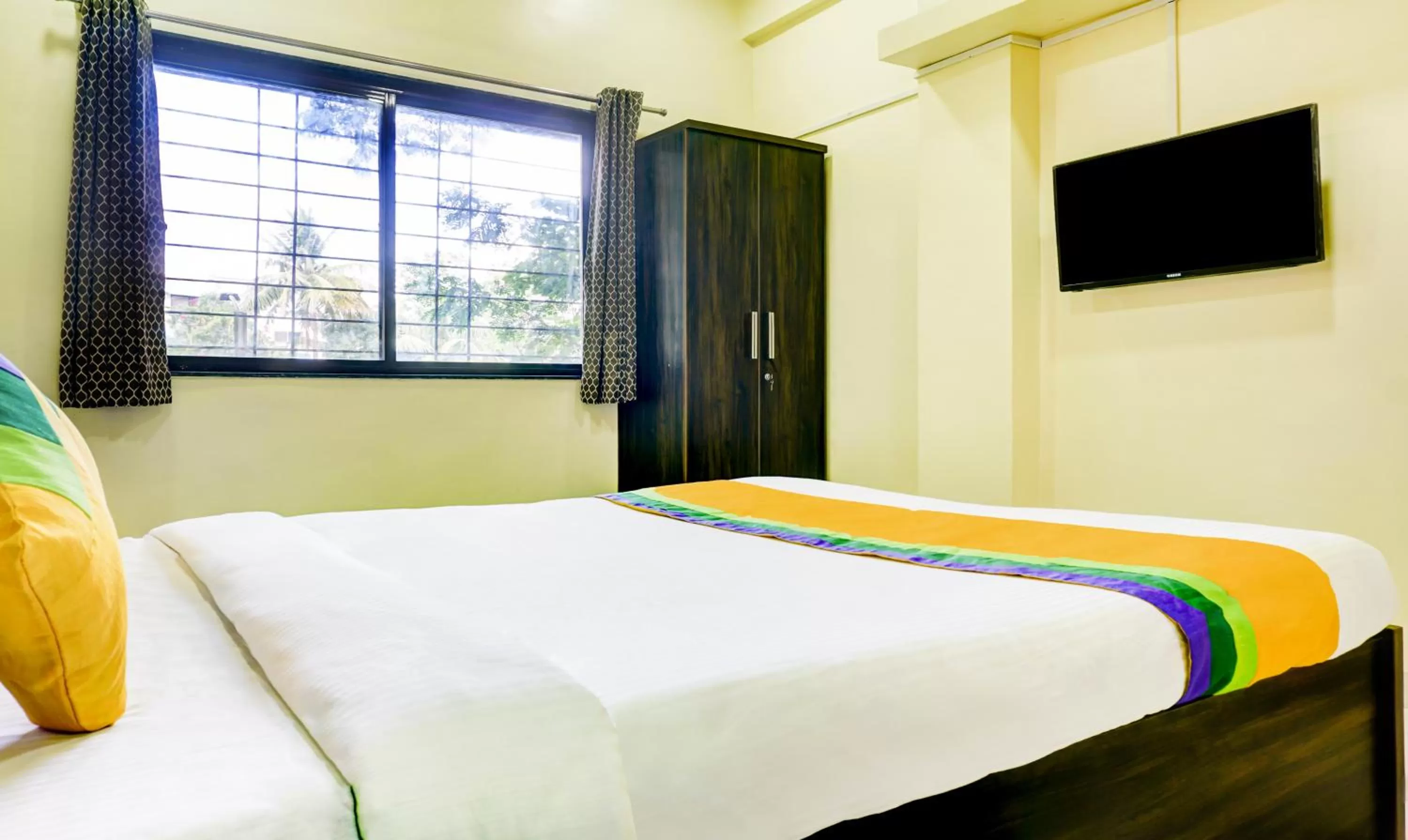 Communal lounge/ TV room, Bed in Hotel Bestow Inn Koregaon Park Pune -Near Osho Ashram