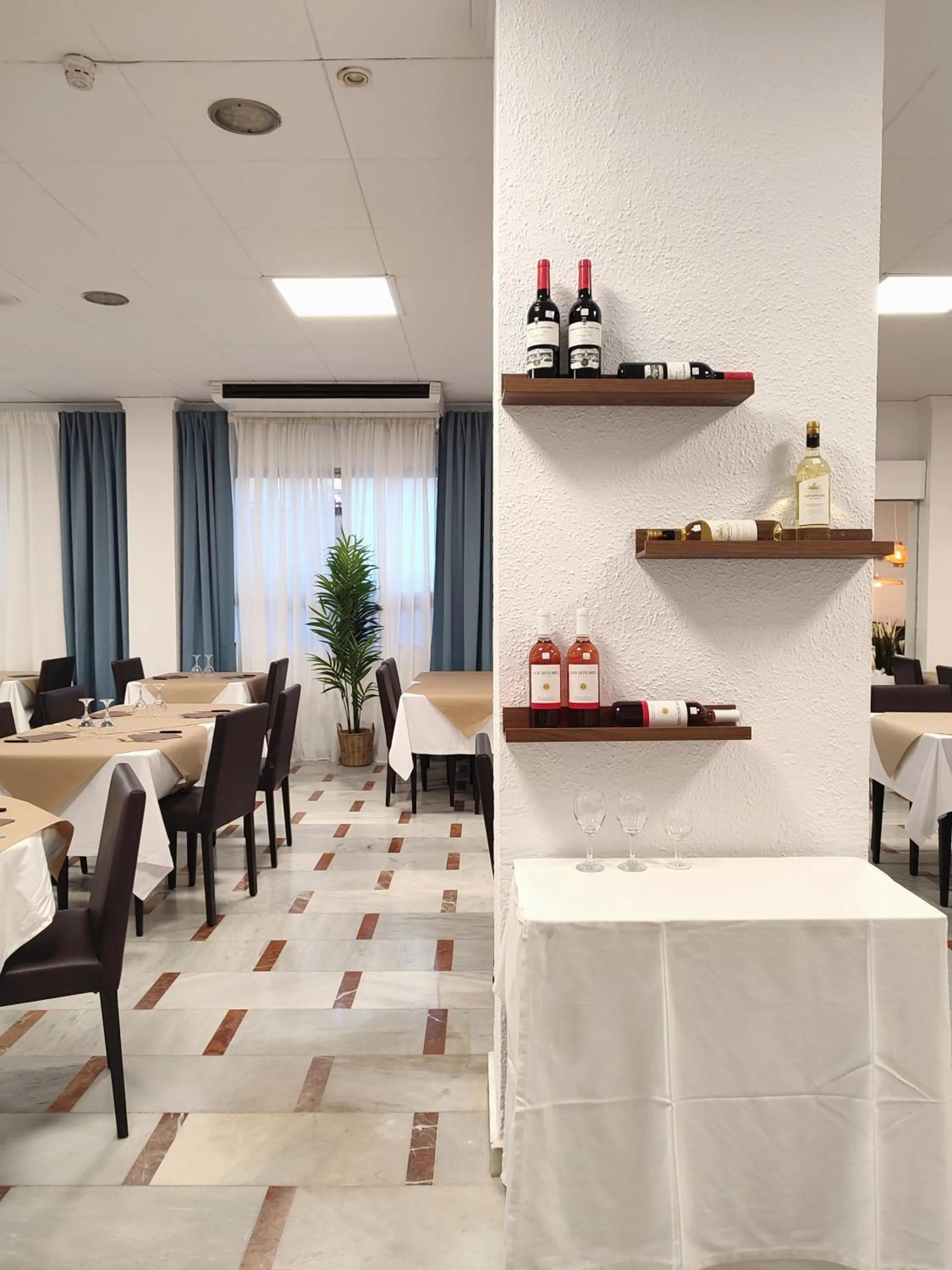 Restaurant/places to eat in Hotel Porto