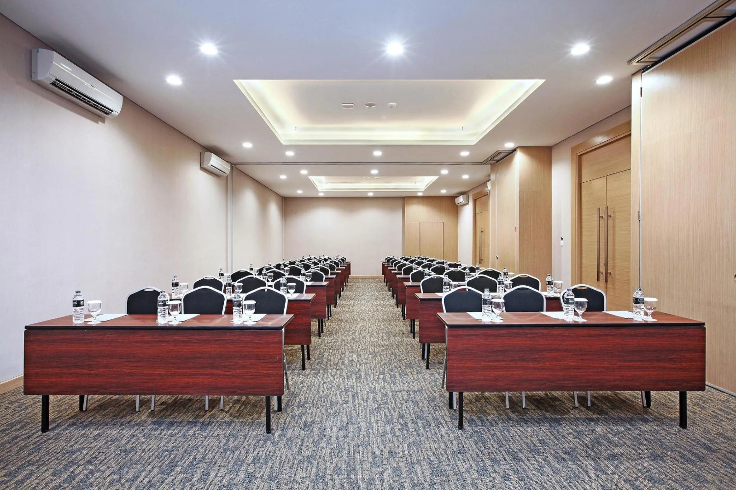 Meeting/conference room in Hotel NEO Cirebon by ASTON