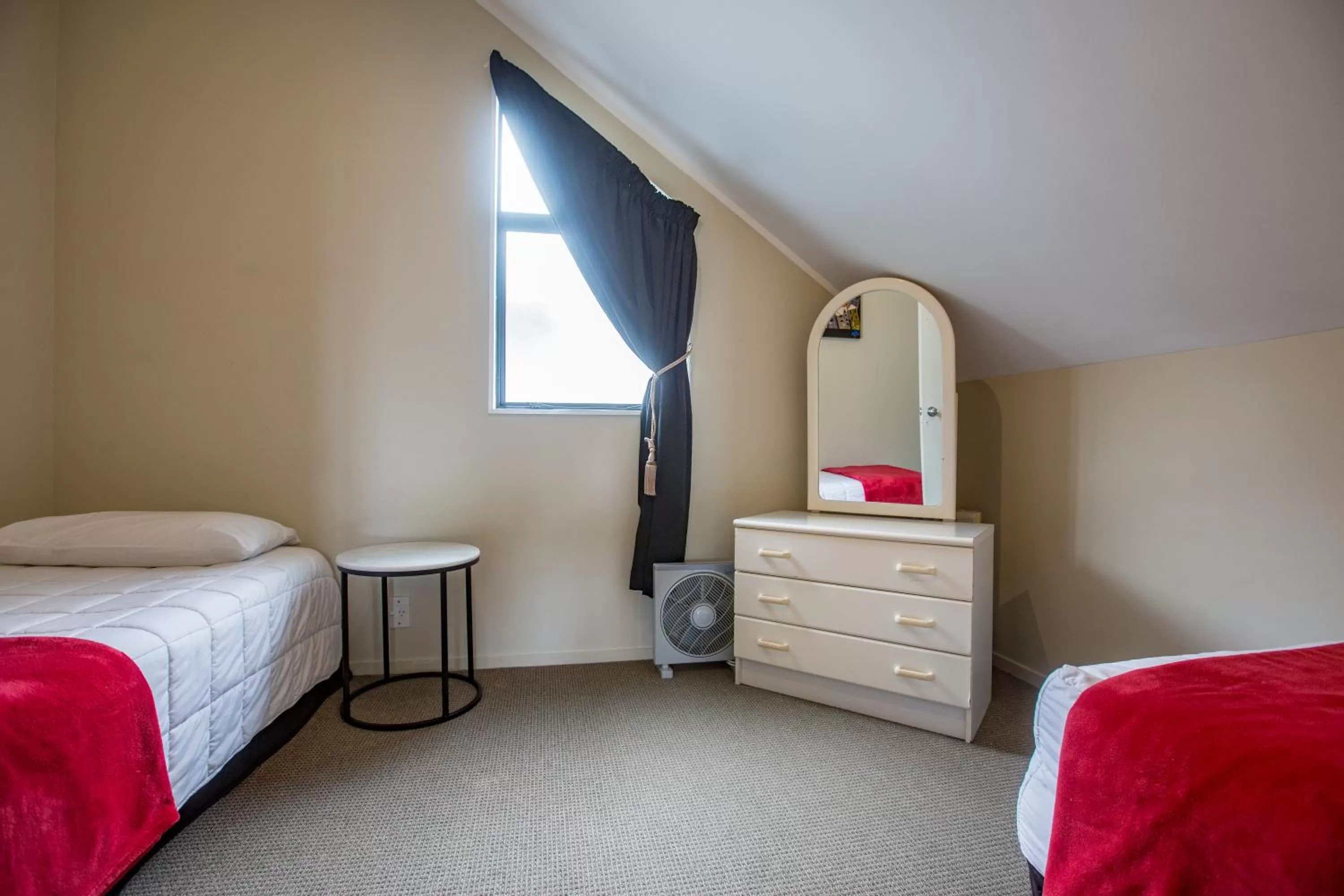 Bedroom, Bed in Le Chalet Suisse Motel Taupo