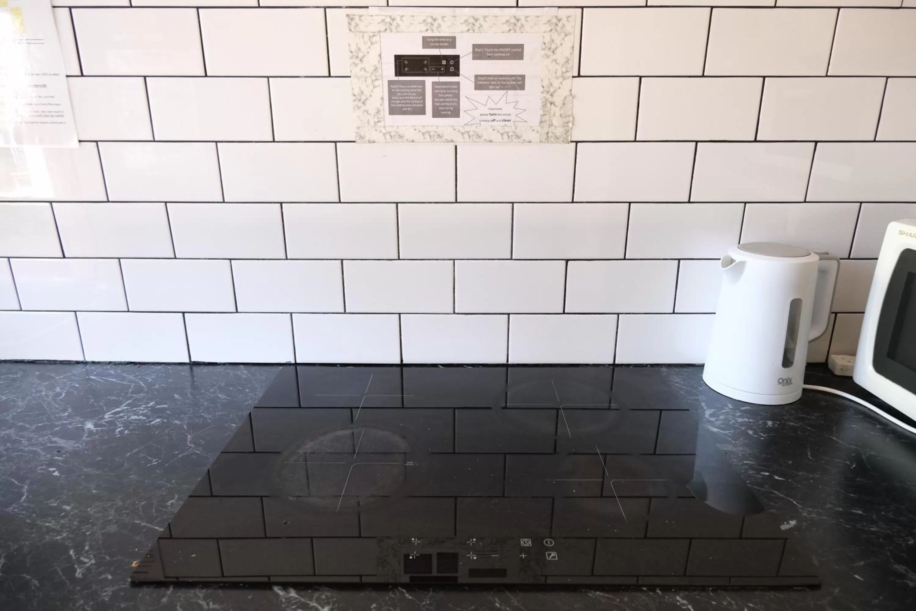 Communal kitchen in Sapphire Palms Motel