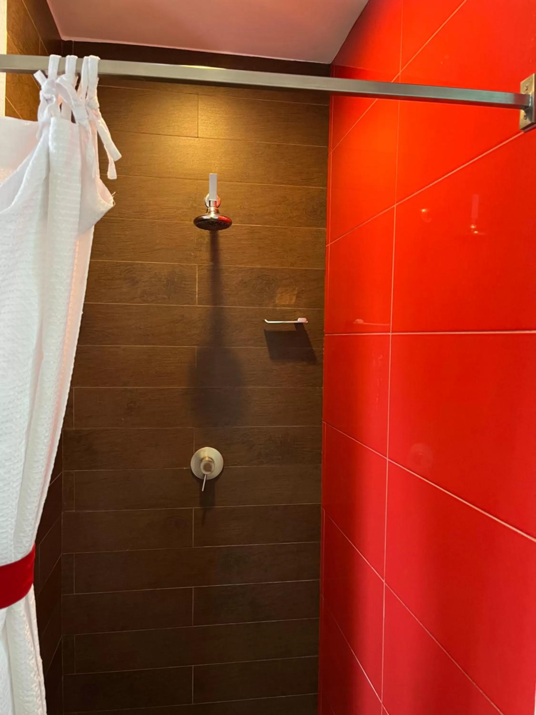 Shower in Zújmú Business Boutique Hotel