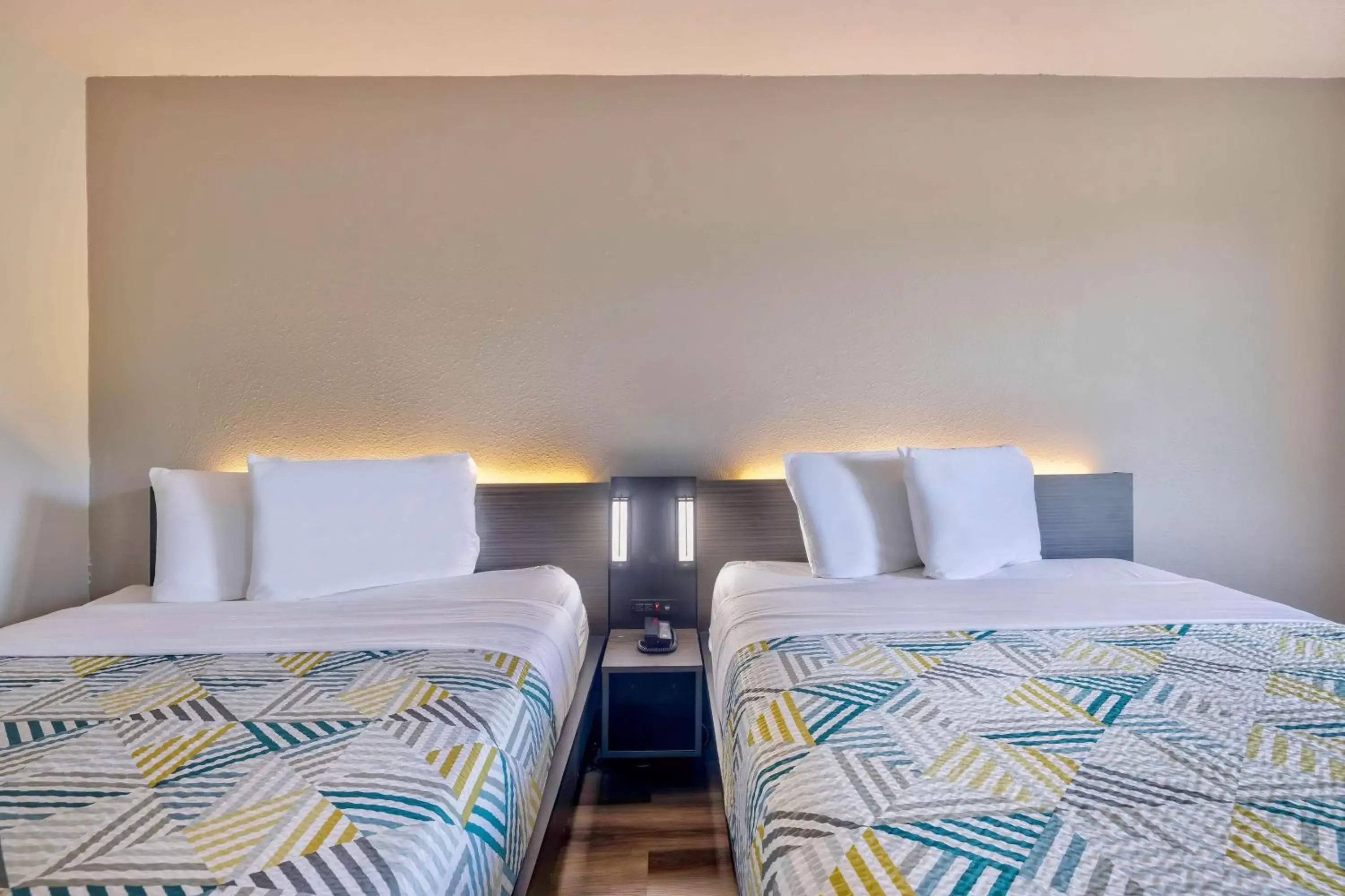 Deluxe Quadruple Room in Motel 6-Hammond, IN - Chicago Area Deluxe Quadruple Room in Motel 6-Hammond, IN - Chicago Area