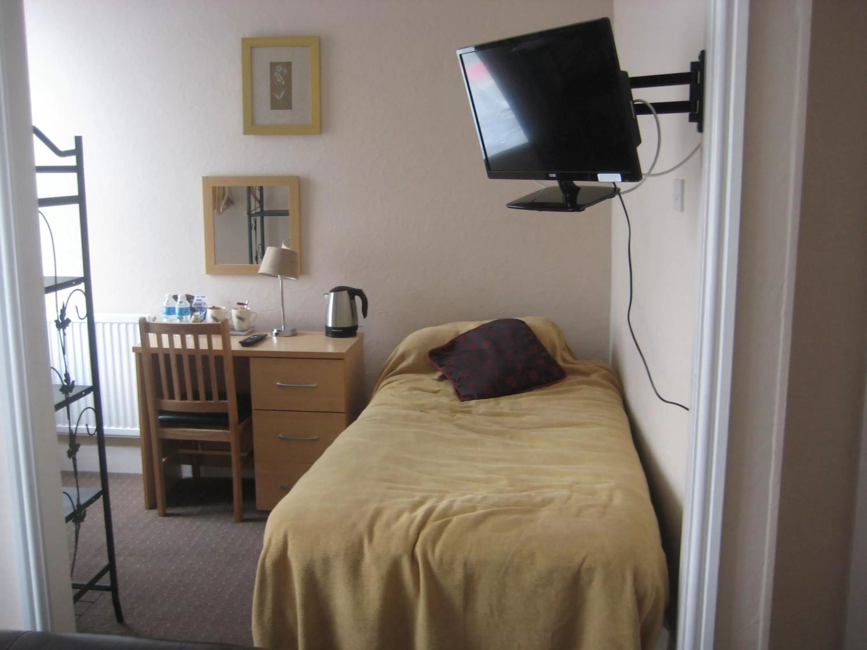 Bedroom, Bed in The Dragonfly