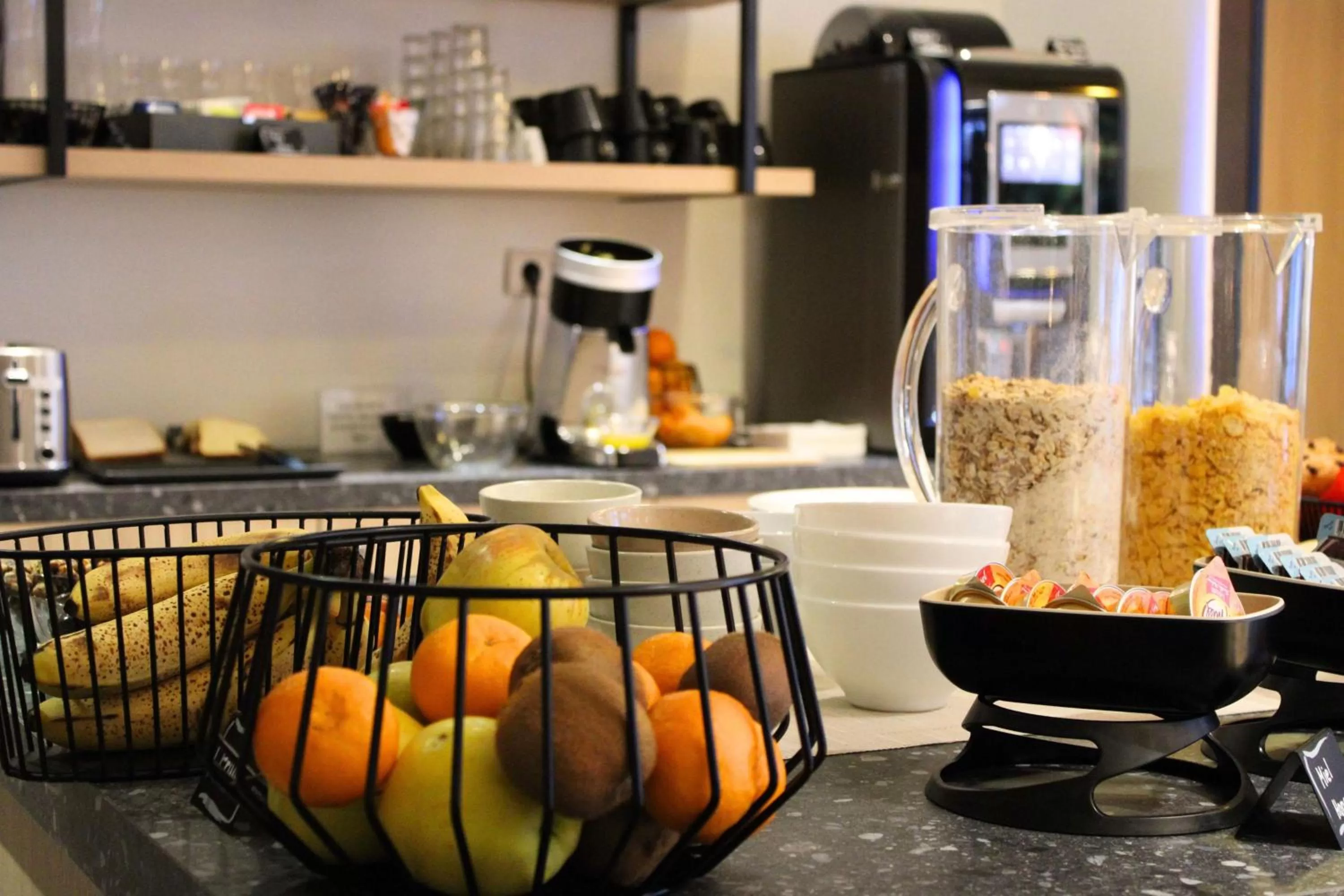 Breakfast in Best Western Plus Hôtel Vannes Centre Ville