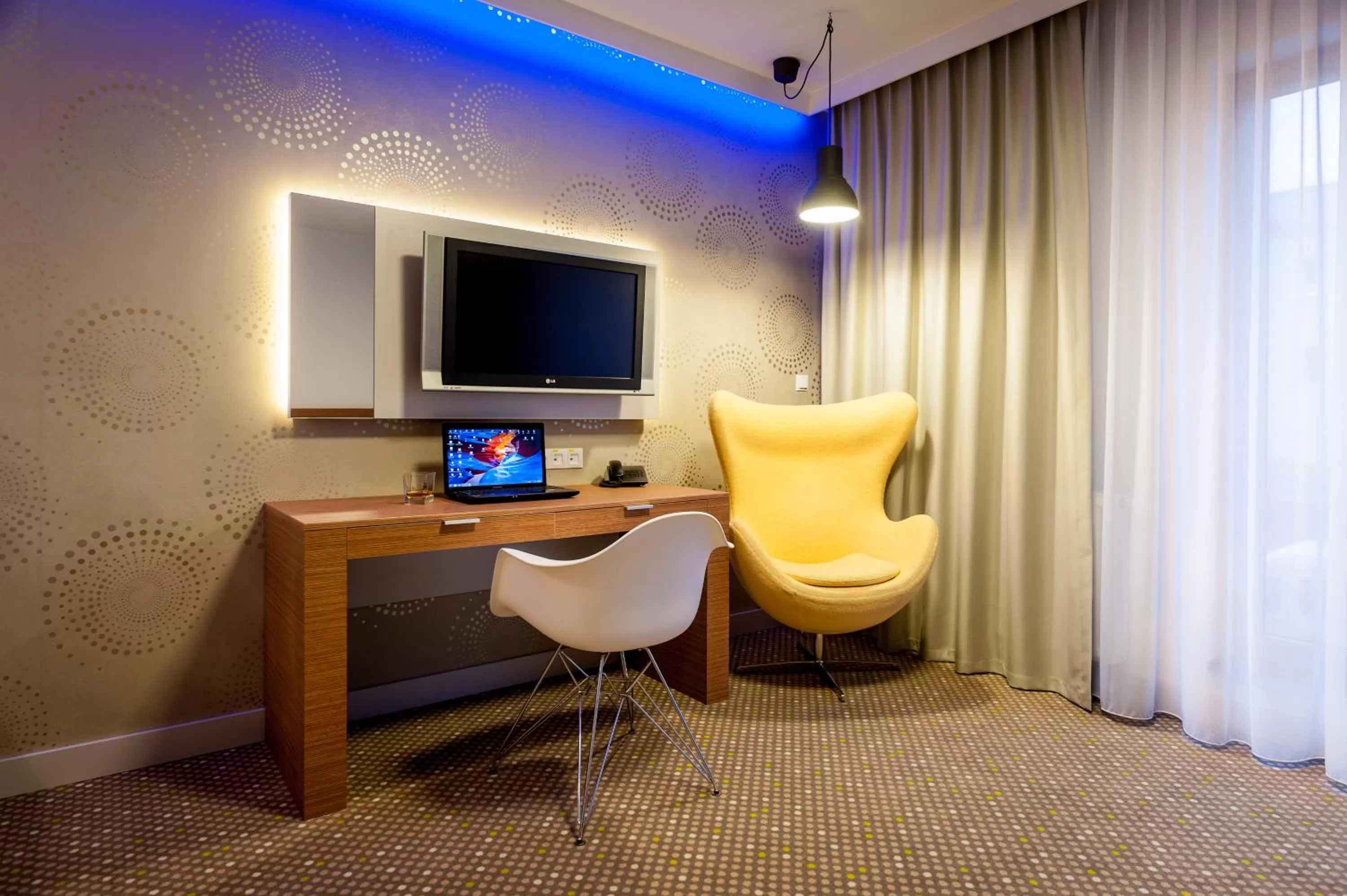 Photo of the whole room in Invite