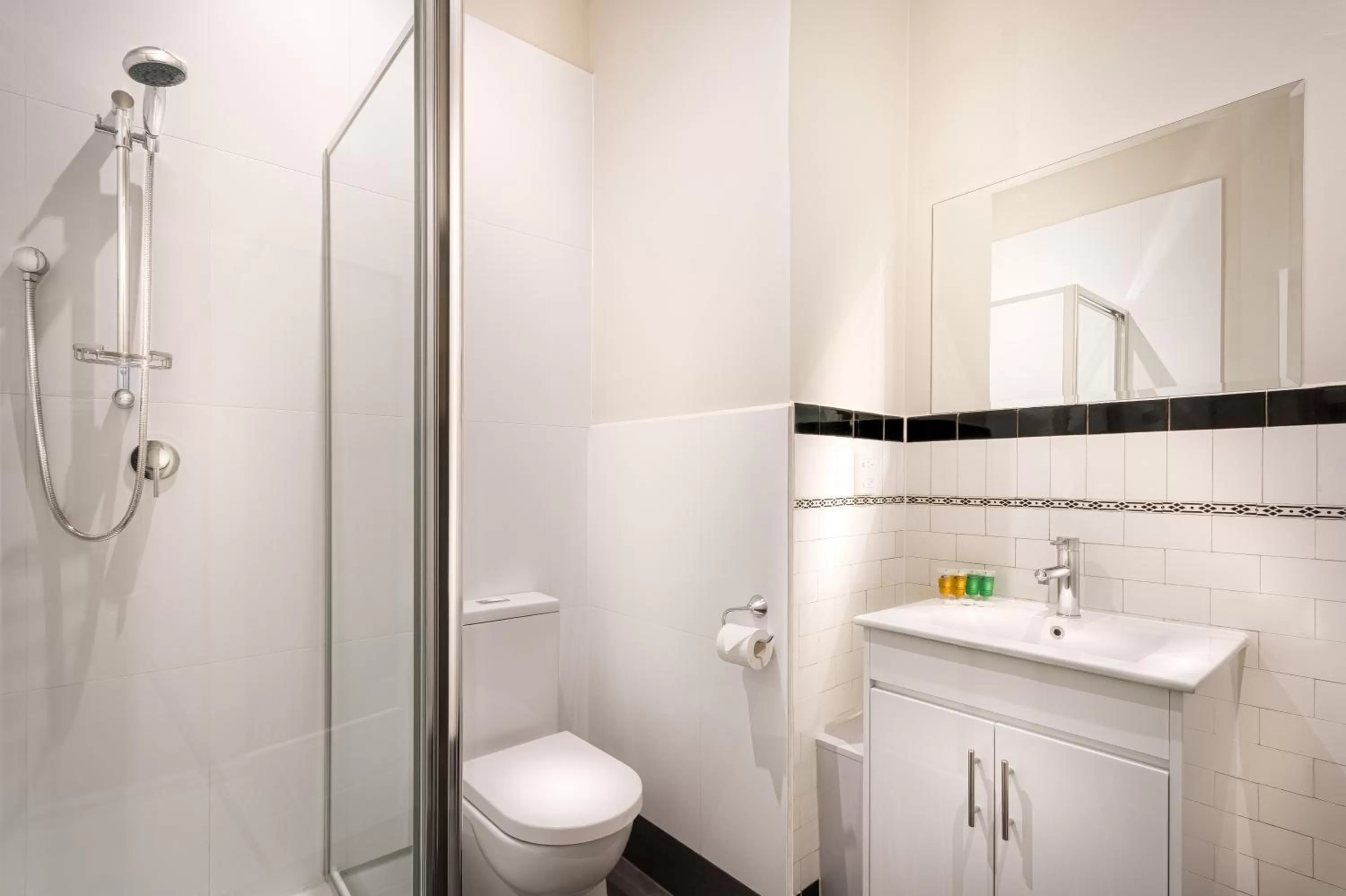 Bathroom in Como Court Budget Accommodation