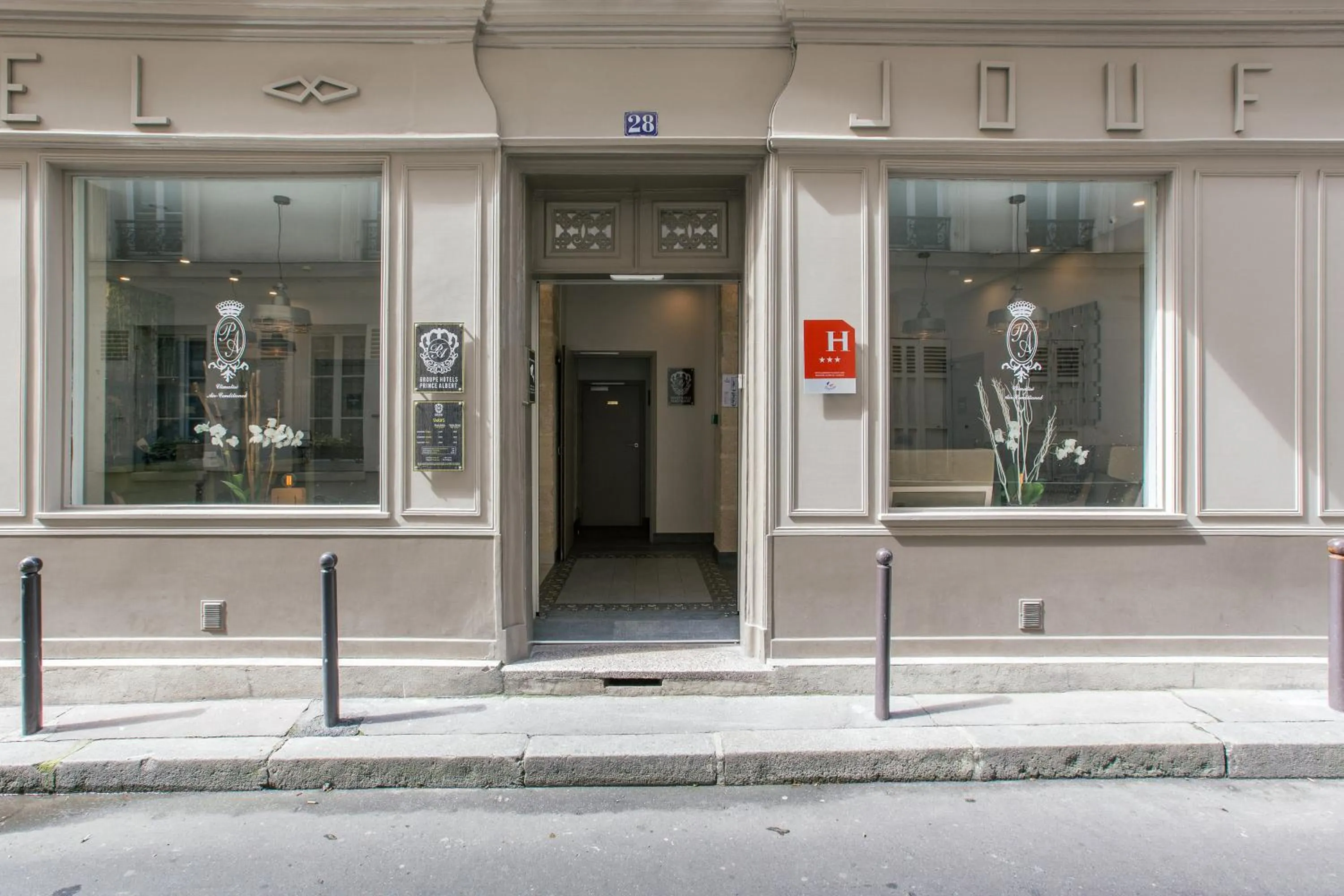 Facade/entrance in Prince Albert Wagram