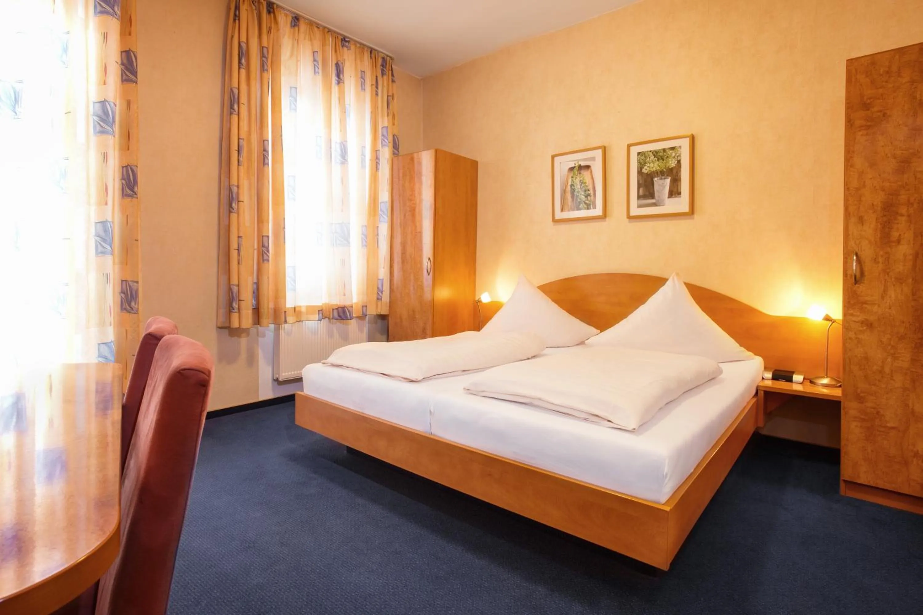 Day, Bed in Stumbergers Hotel - free parking -
