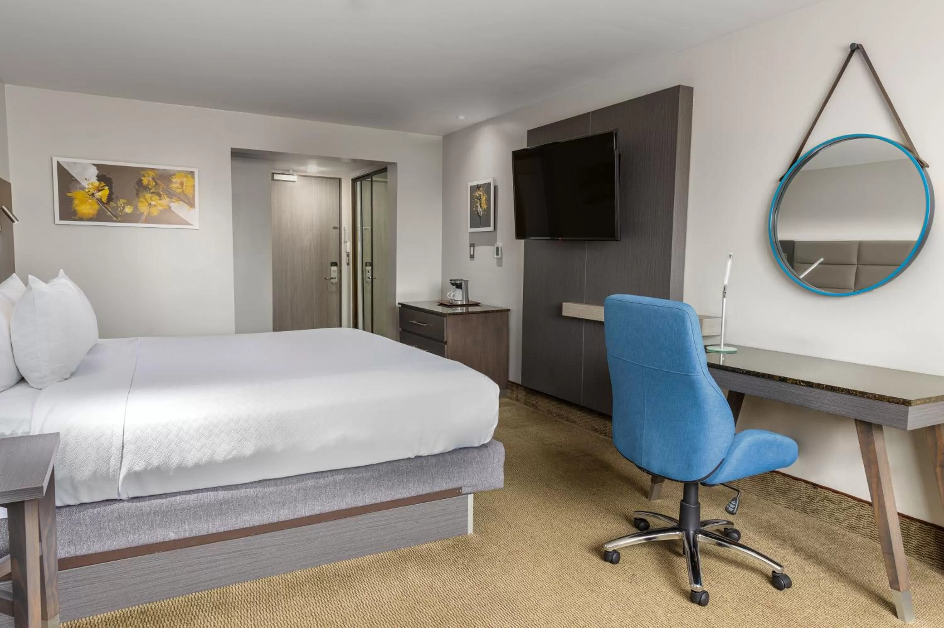 Photo of the whole room, Bed in Crowne Plaza San Jose La Sabana by IHG