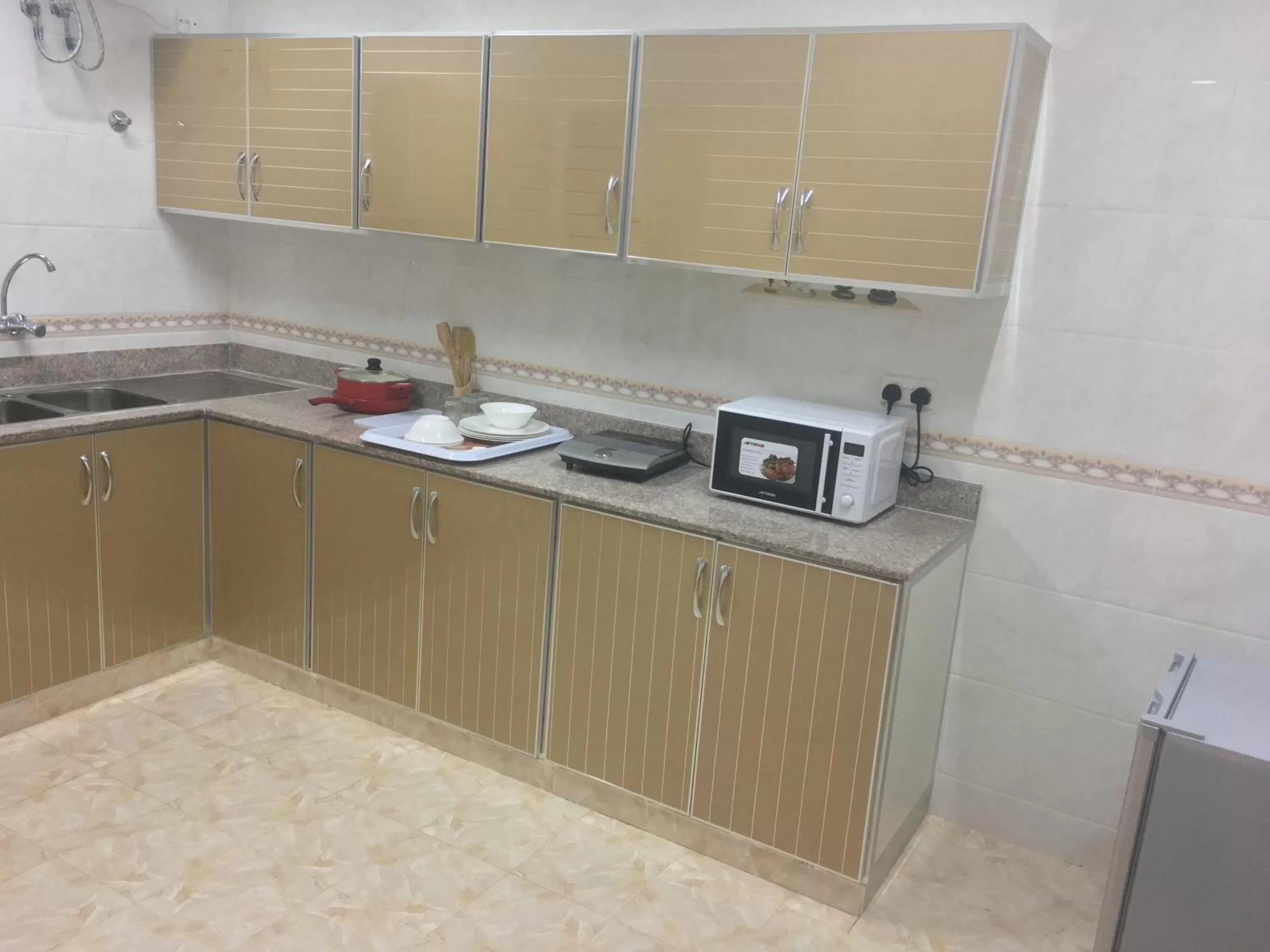 Kitchen or kitchenette in Zaki Hotel Apartment