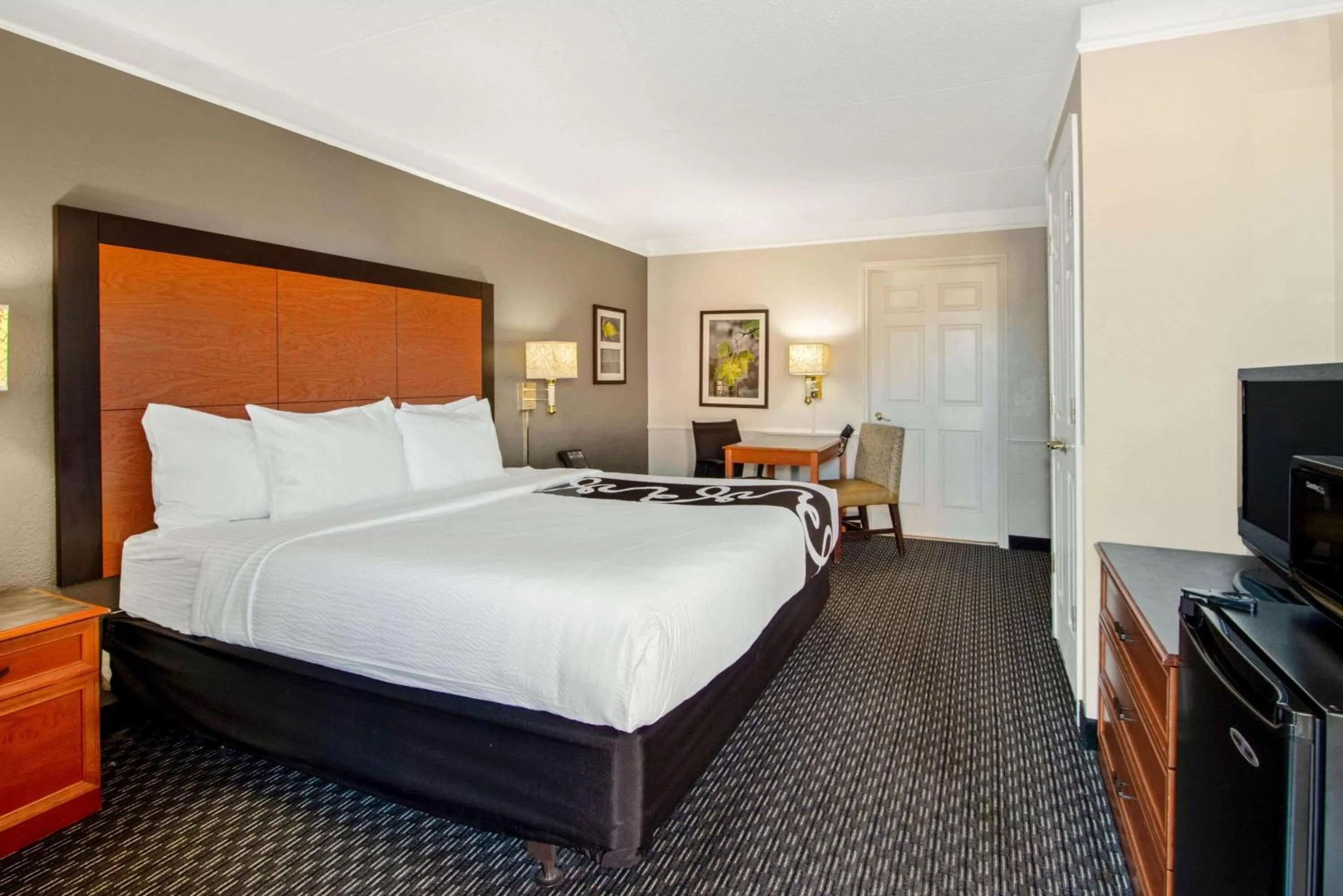 Photo of the whole room, Bed in La Quinta Inn by Wyndham Santa Fe