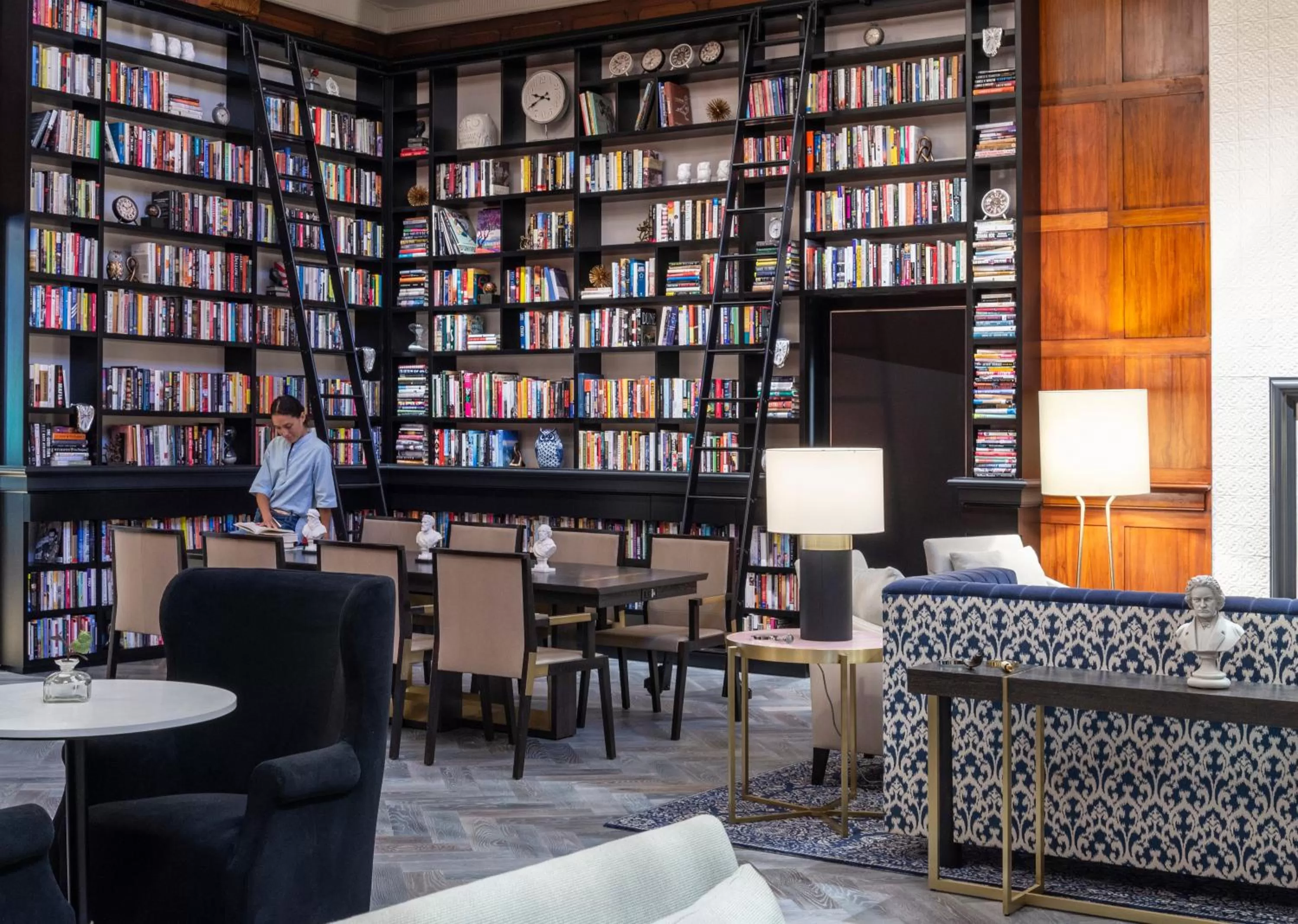 Library in Heathman Hotel