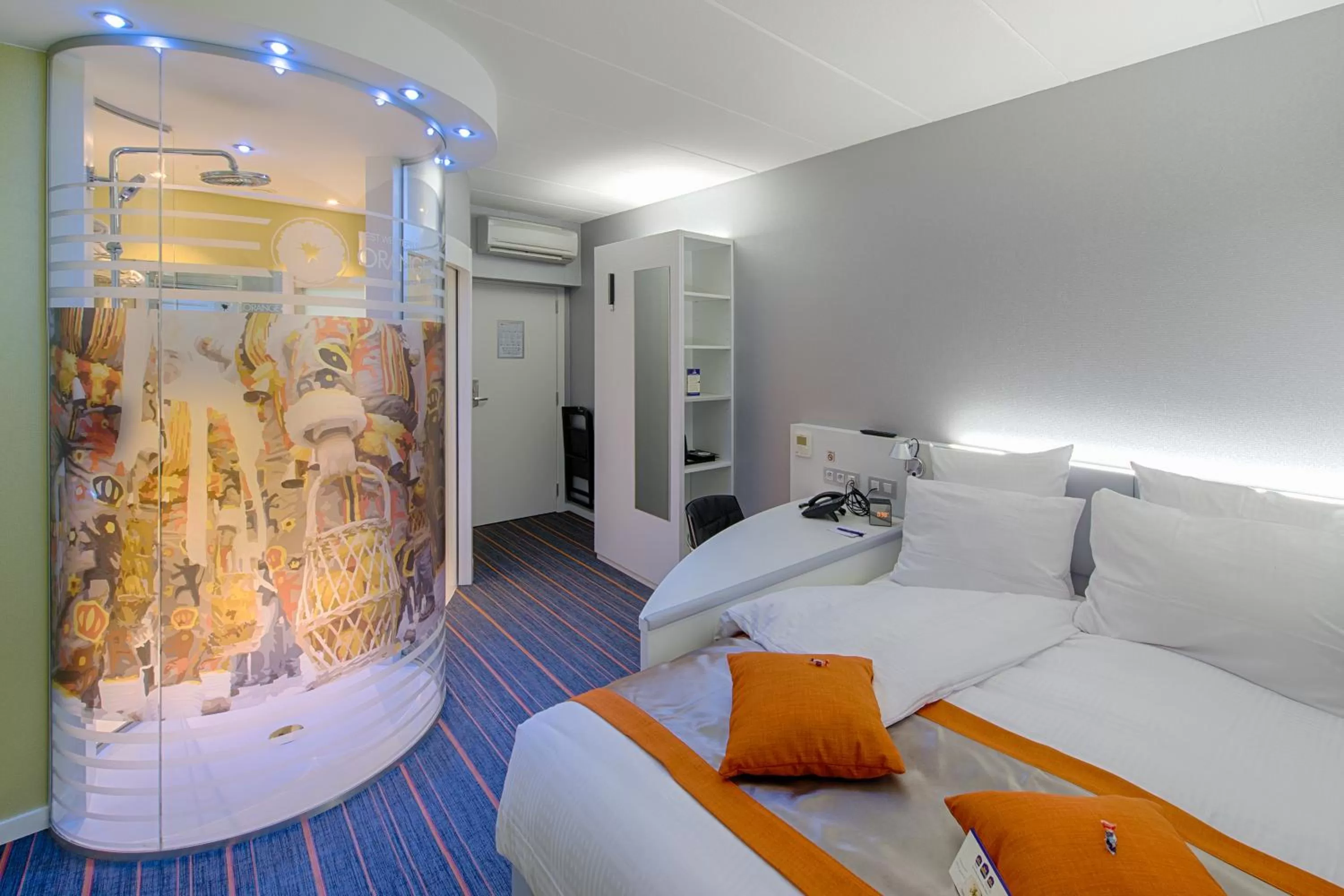 Photo of the whole room, Bed in Orange Hotel La Louvière