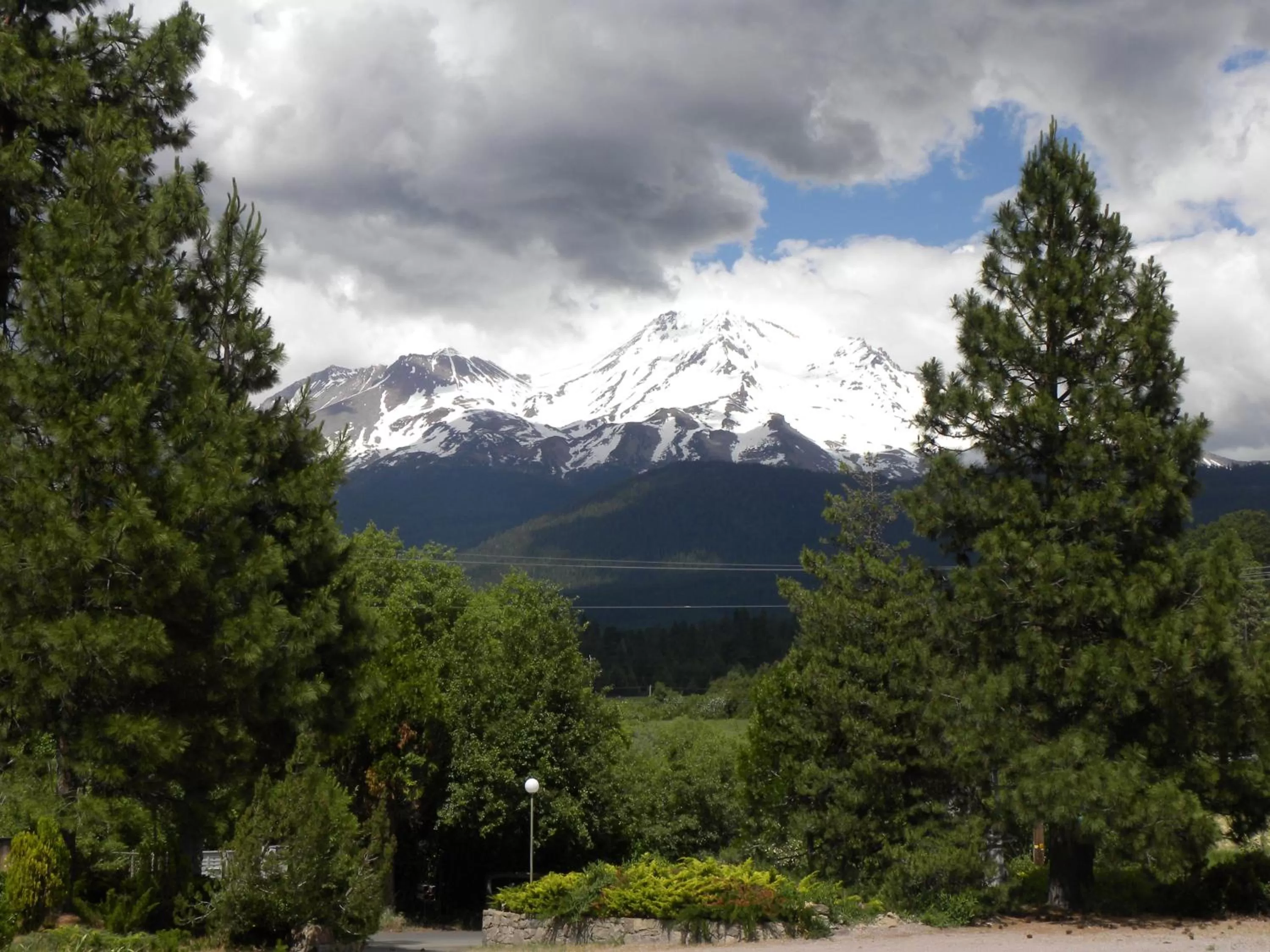Patio in Mount Shasta Ranch Bed and Breakfast