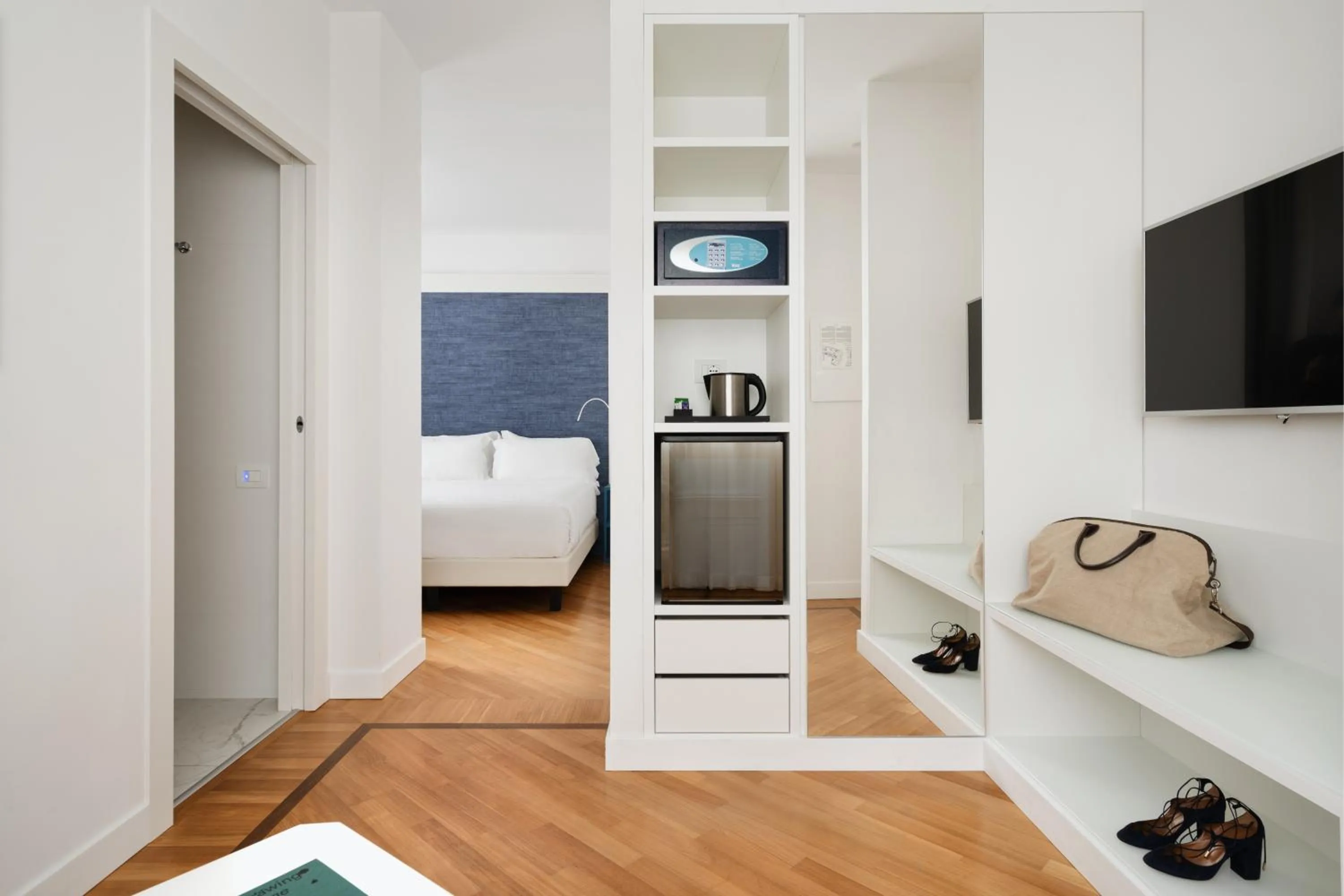 Communal lounge/ TV room, Bed in Hotel Morfeo