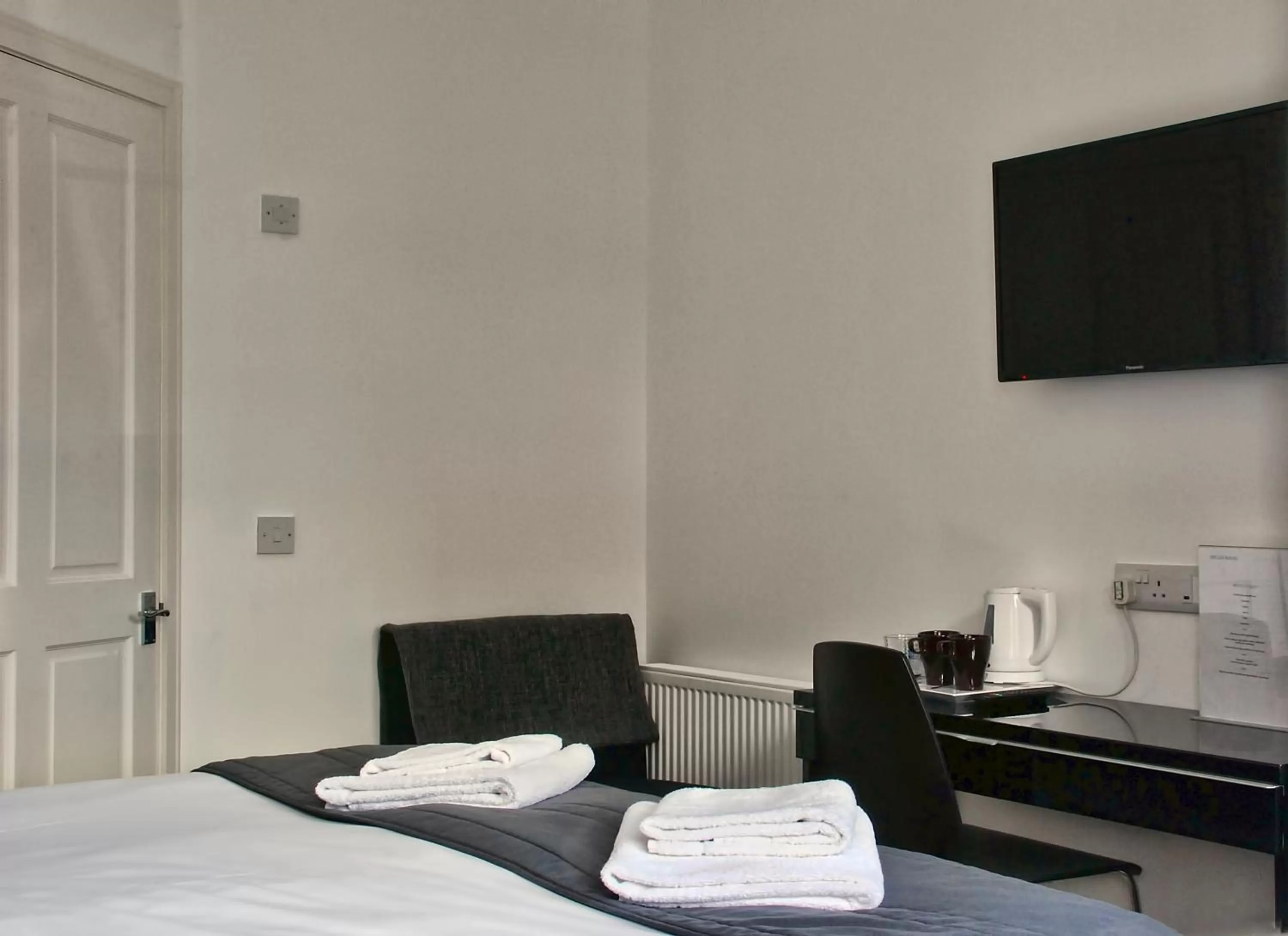 Bedroom, Bed in Miller House Courtyard