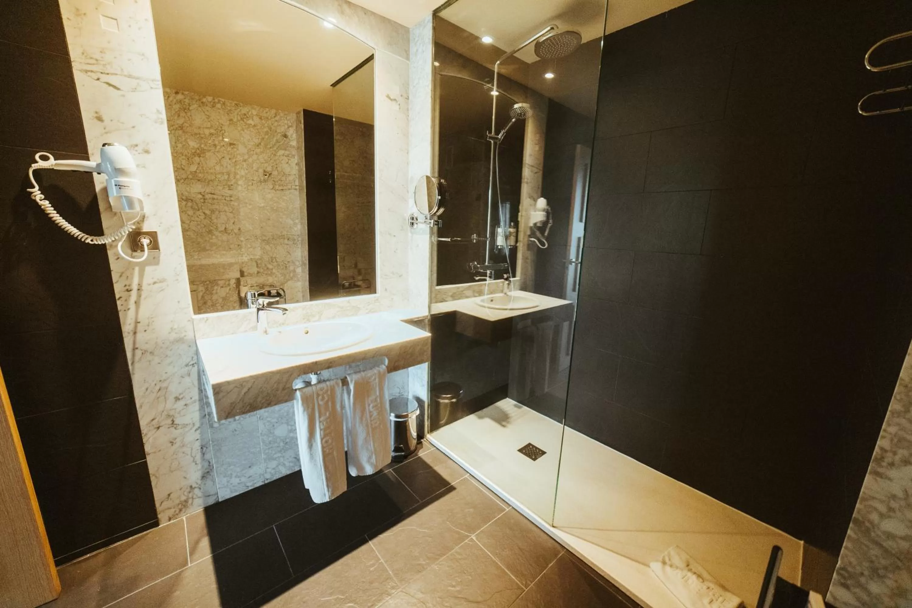 Bathroom in Barceló León Conde Luna