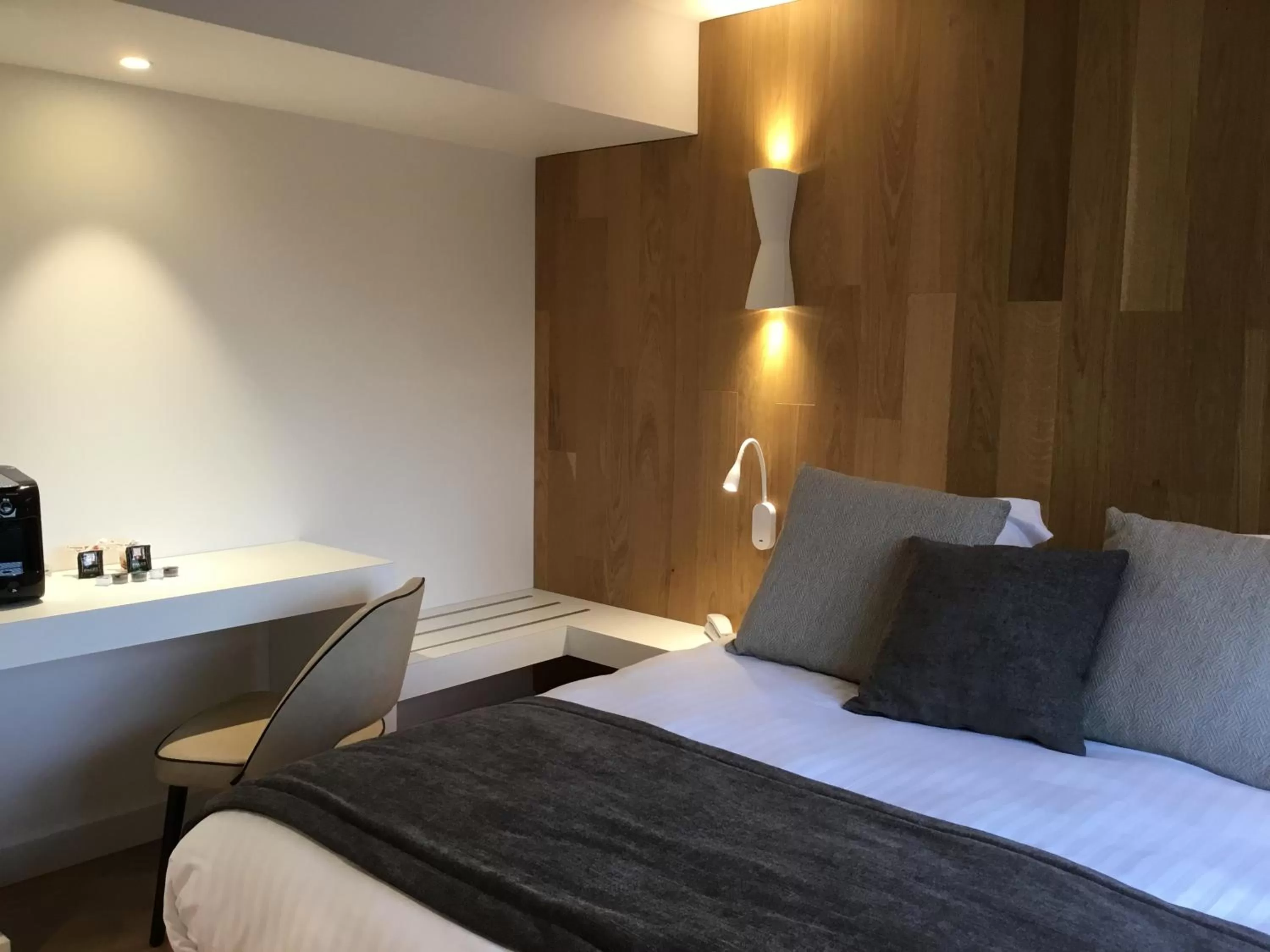 Bedroom, Bed in Best Western L'Aquarium Arras Nord