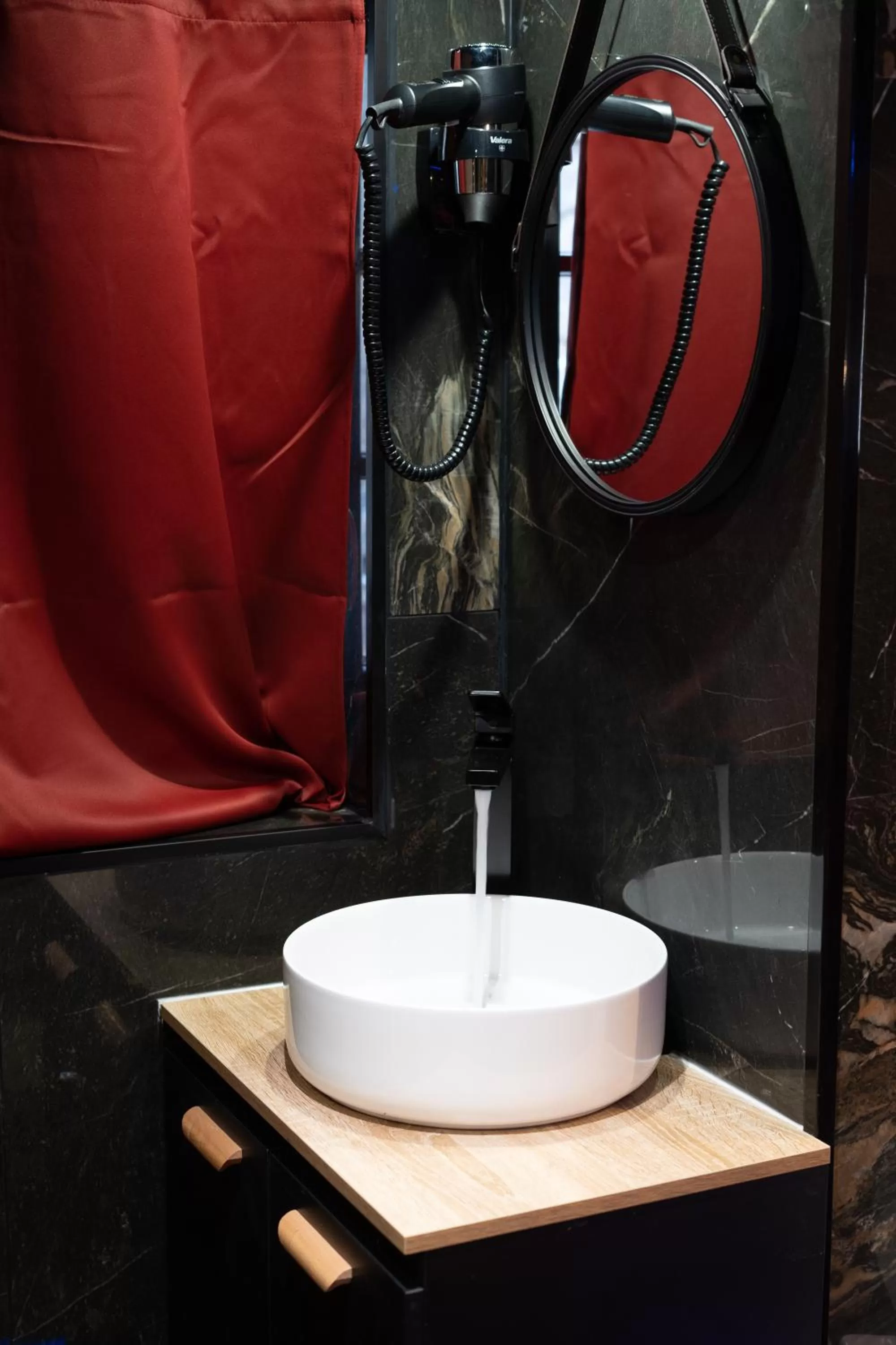 Bathroom in Capsule Secret - Jacuzzi - Netflix & Home cinéma - Jeux de couple - Barre de pole dance