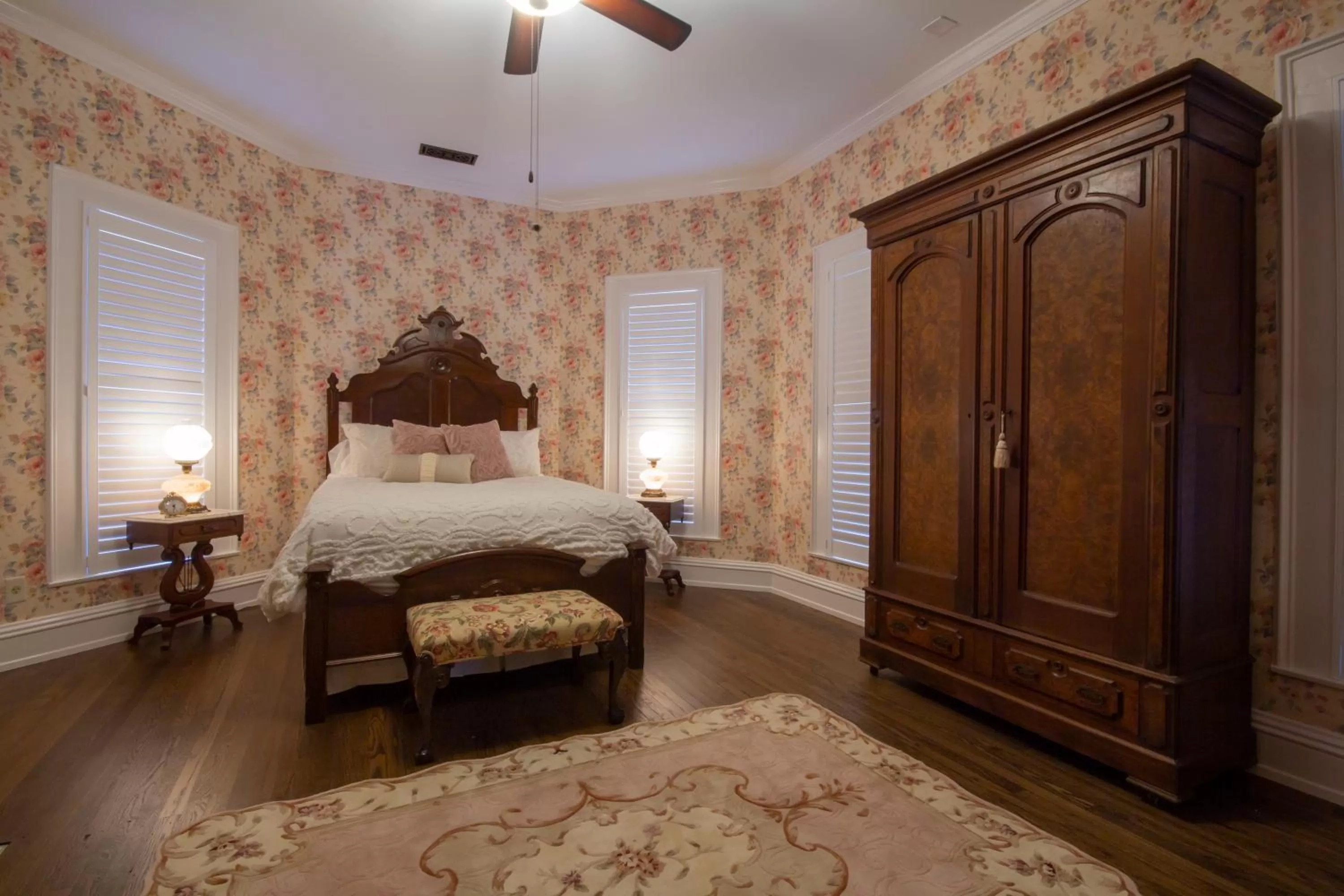 Bed in Belle Louise Historic Bed & Breakfast