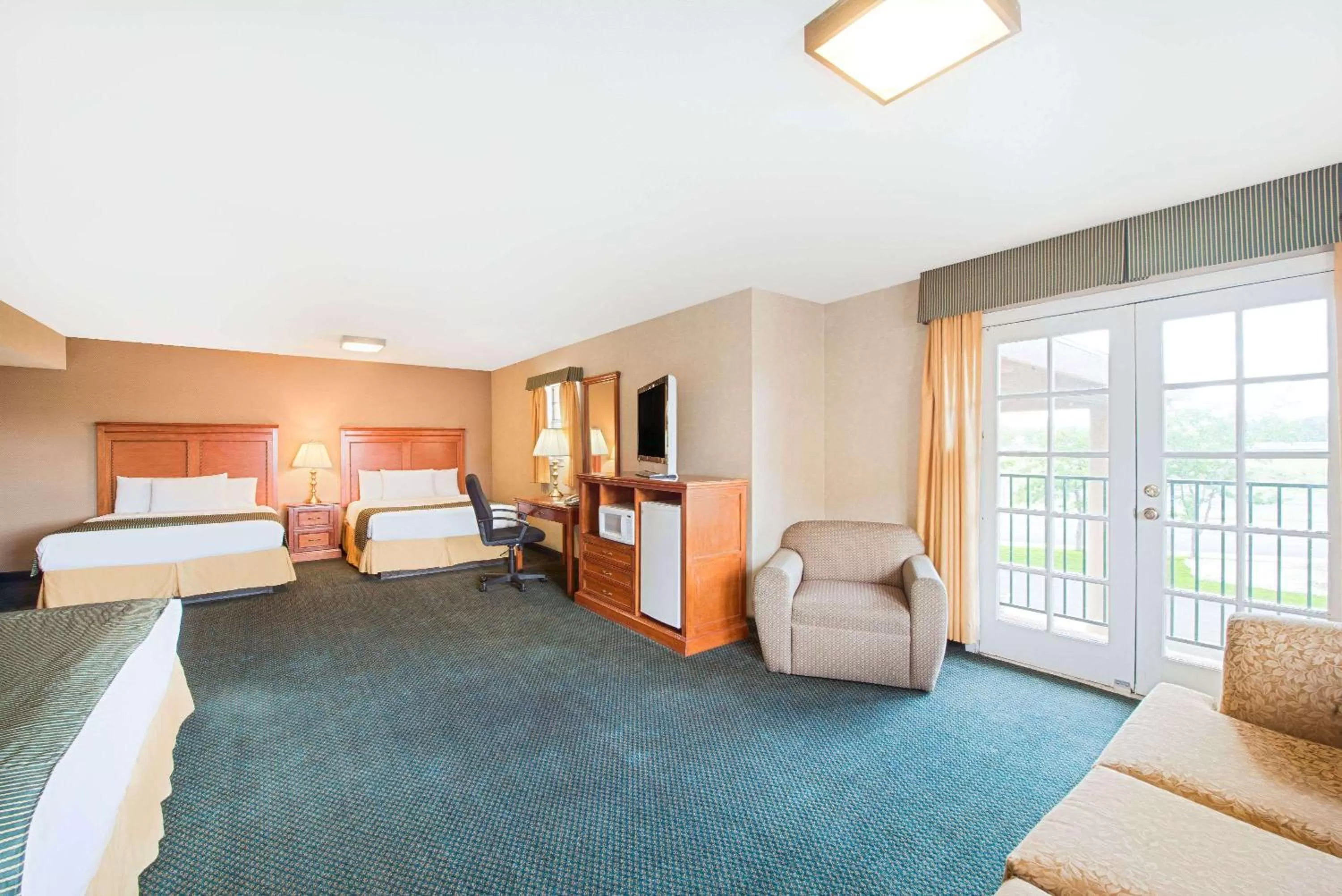Photo of the whole room, Bed in Ramada by Wyndham Flagstaff East