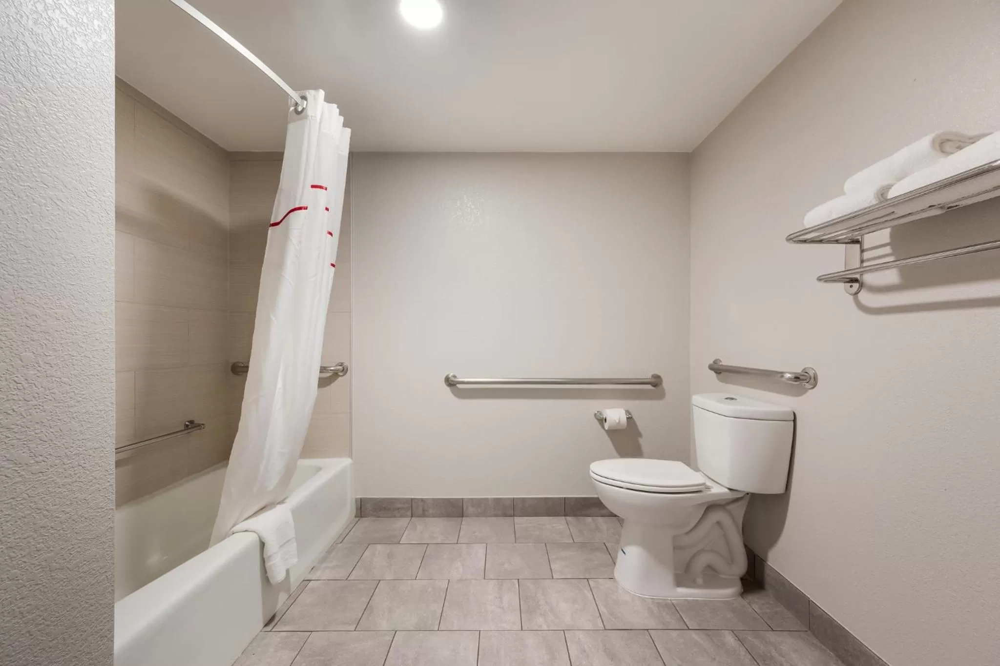 Bathroom in Red Roof Inn Birmingham South