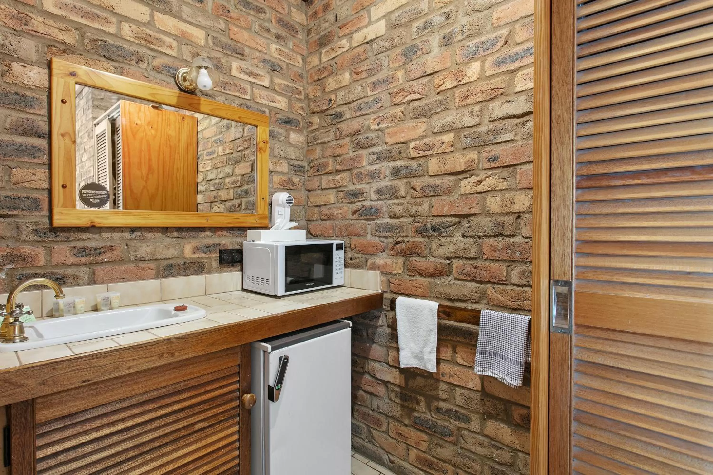 Bathroom in The Settlement Historic Hotel