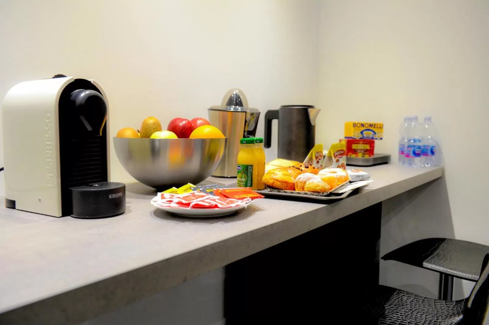 Coffee/tea facilities in AIRPORT BARi DELUXE