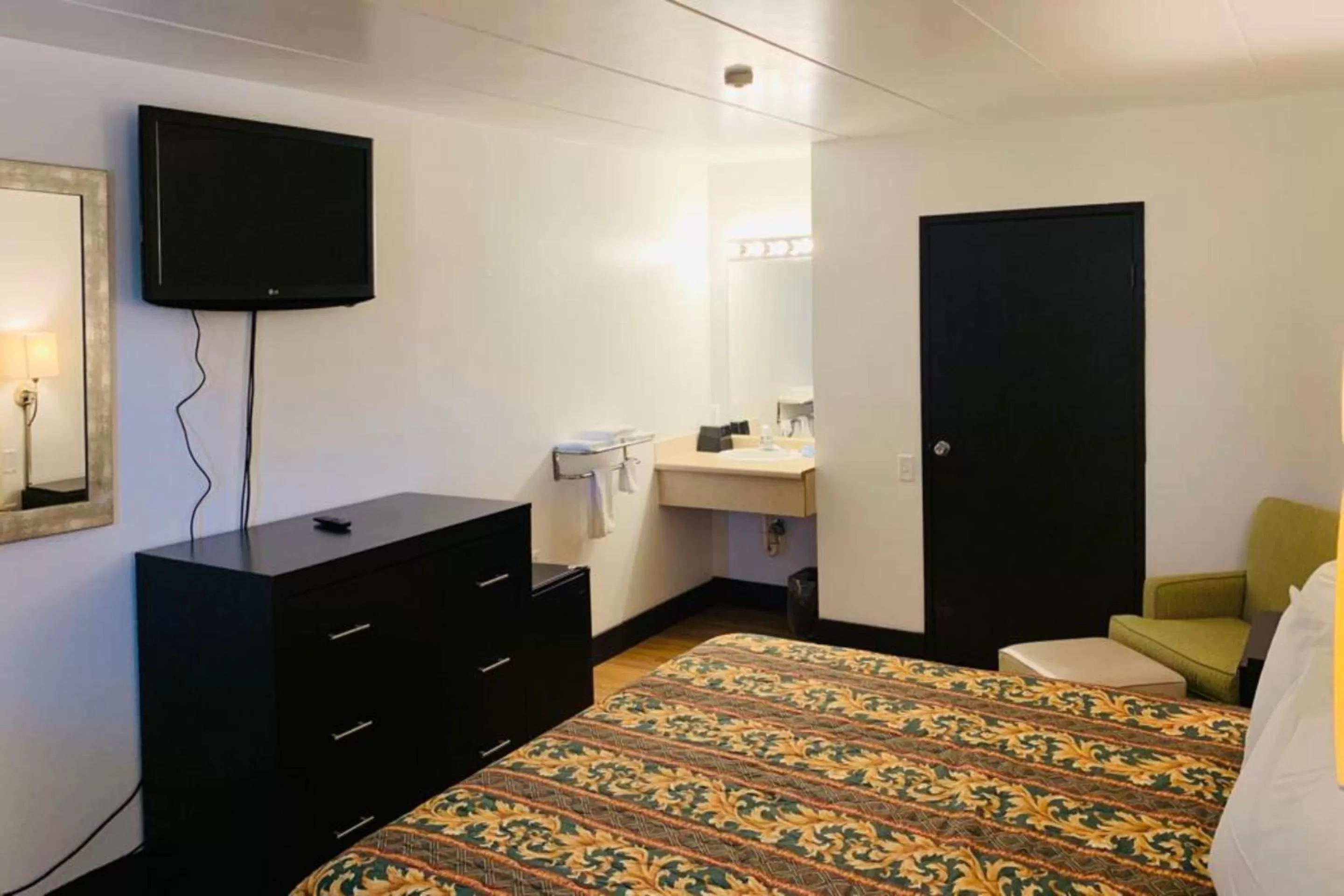 Bedroom, Bed in Economy Inn of Holland