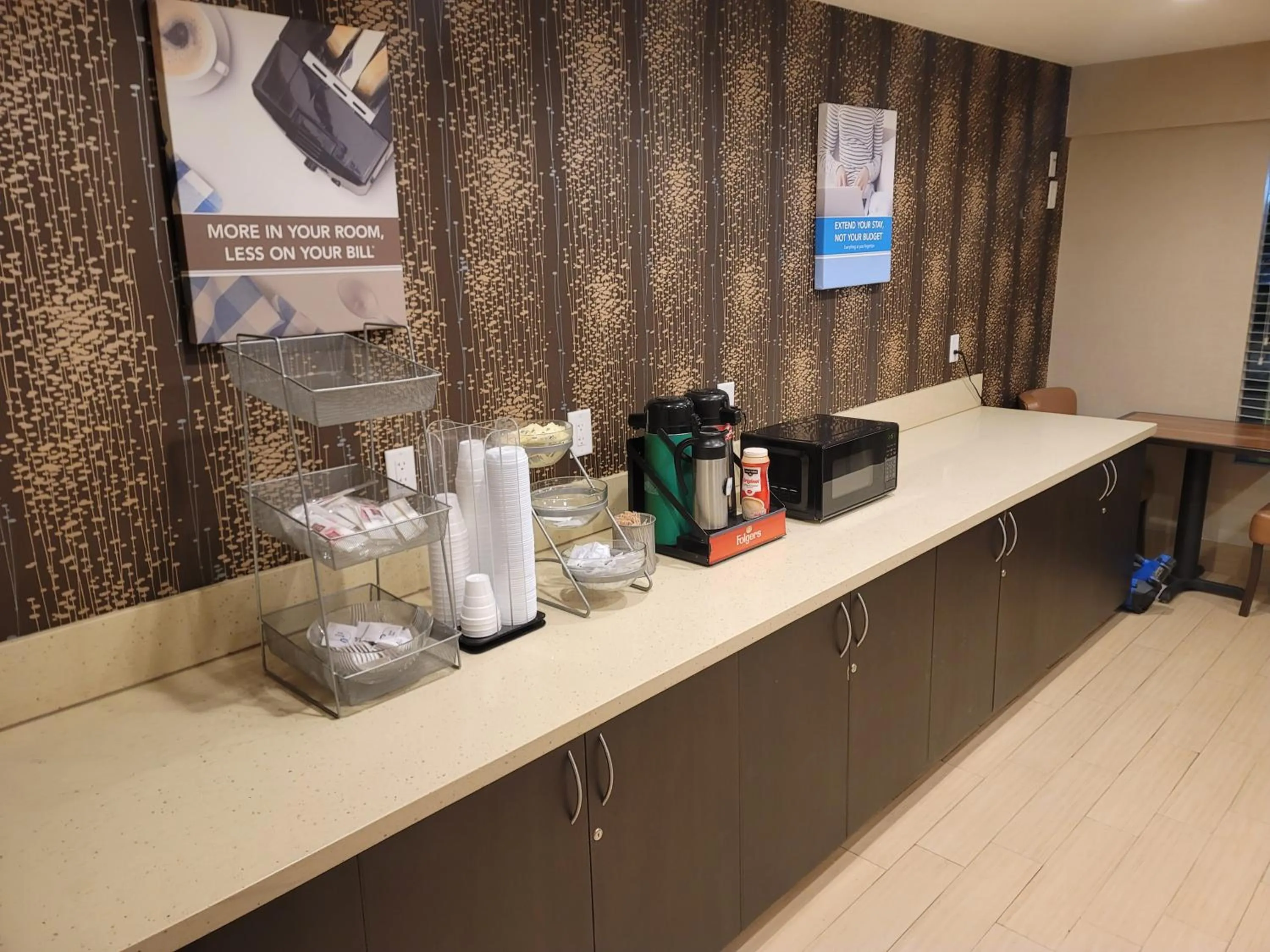 Coffee/tea facilities in Studio 6 Suites Hinesville, GA