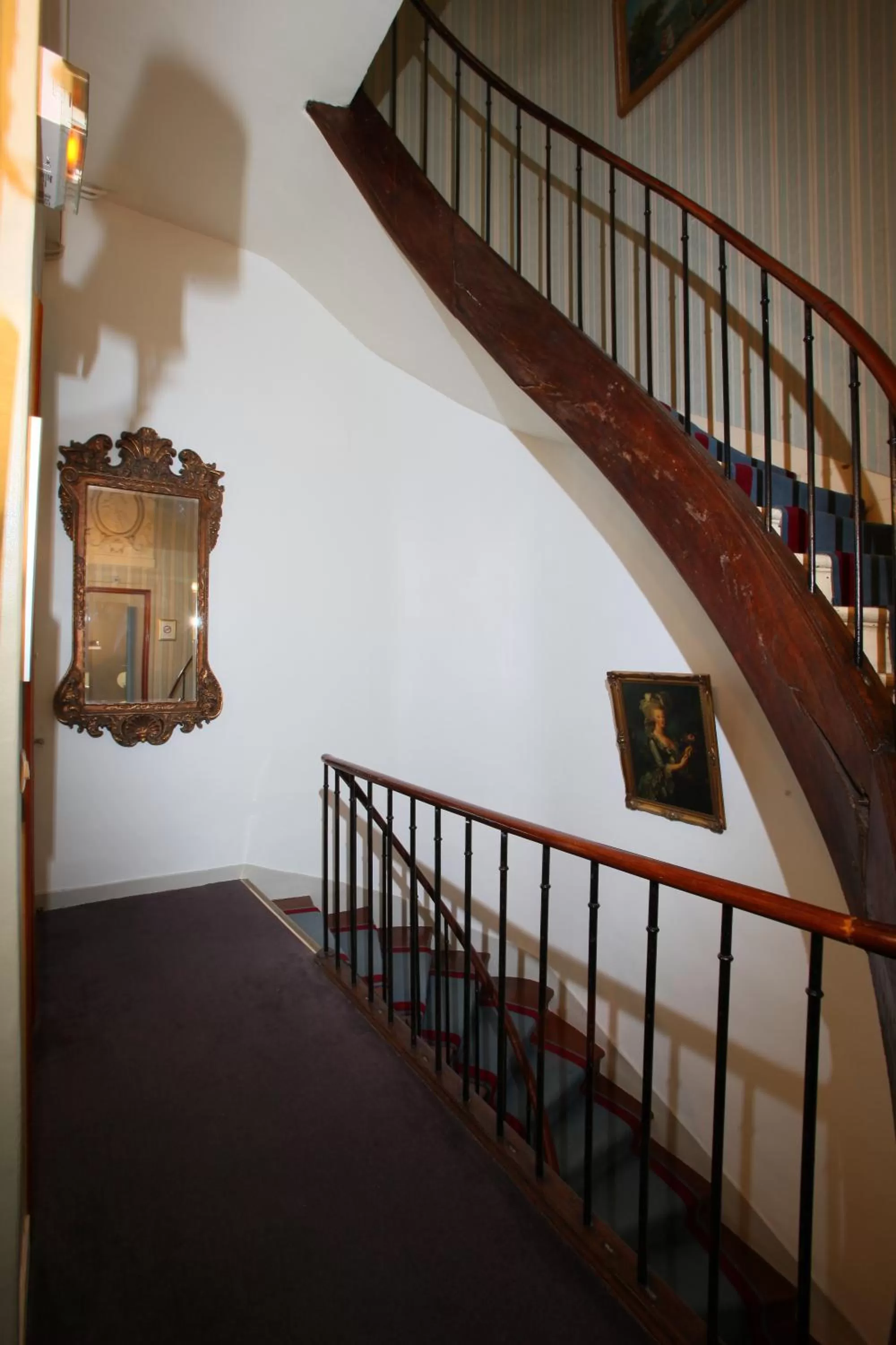 Property building in Hotel Opera Maintenon