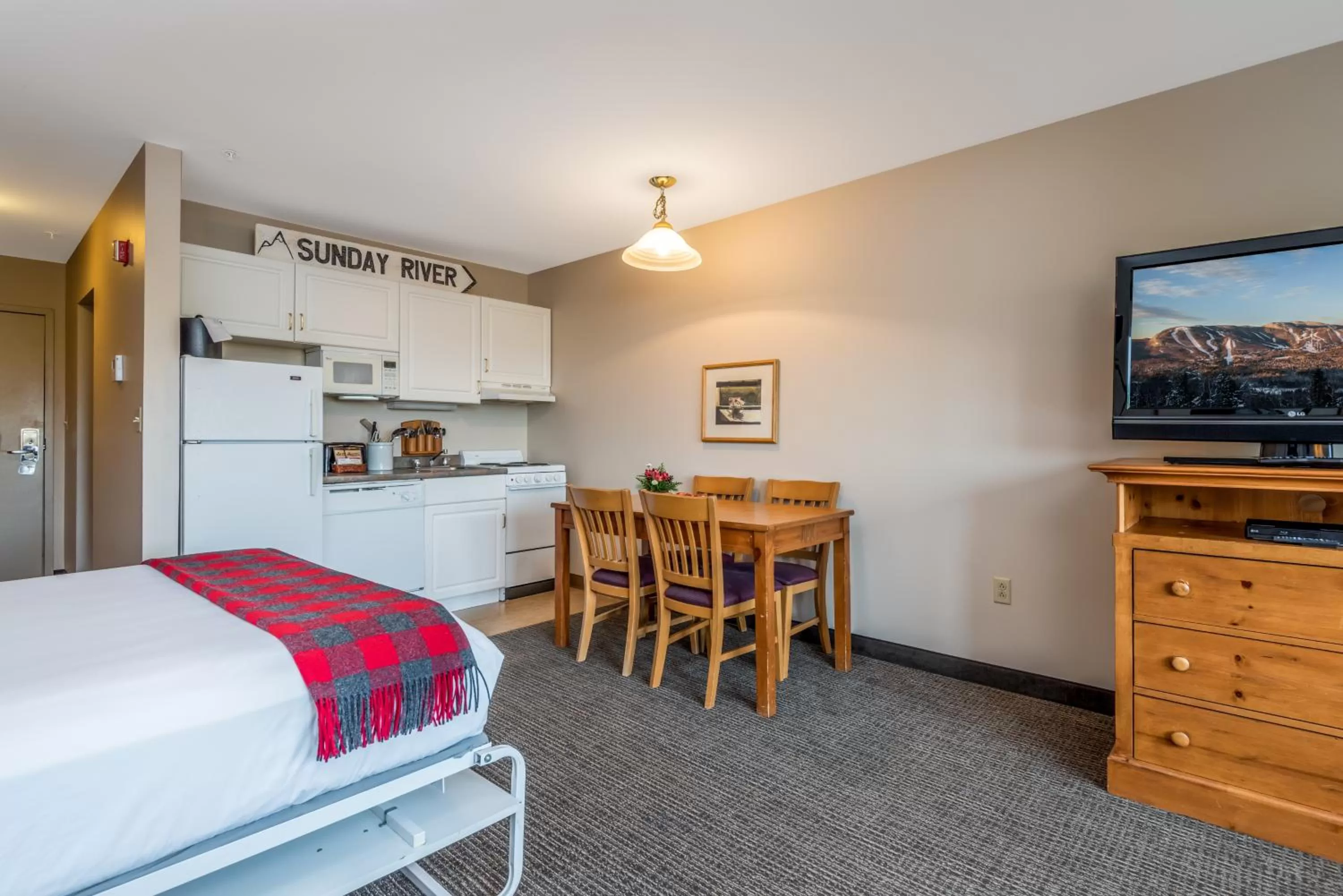 Photo of the whole room, Bed in Jordan Hotel