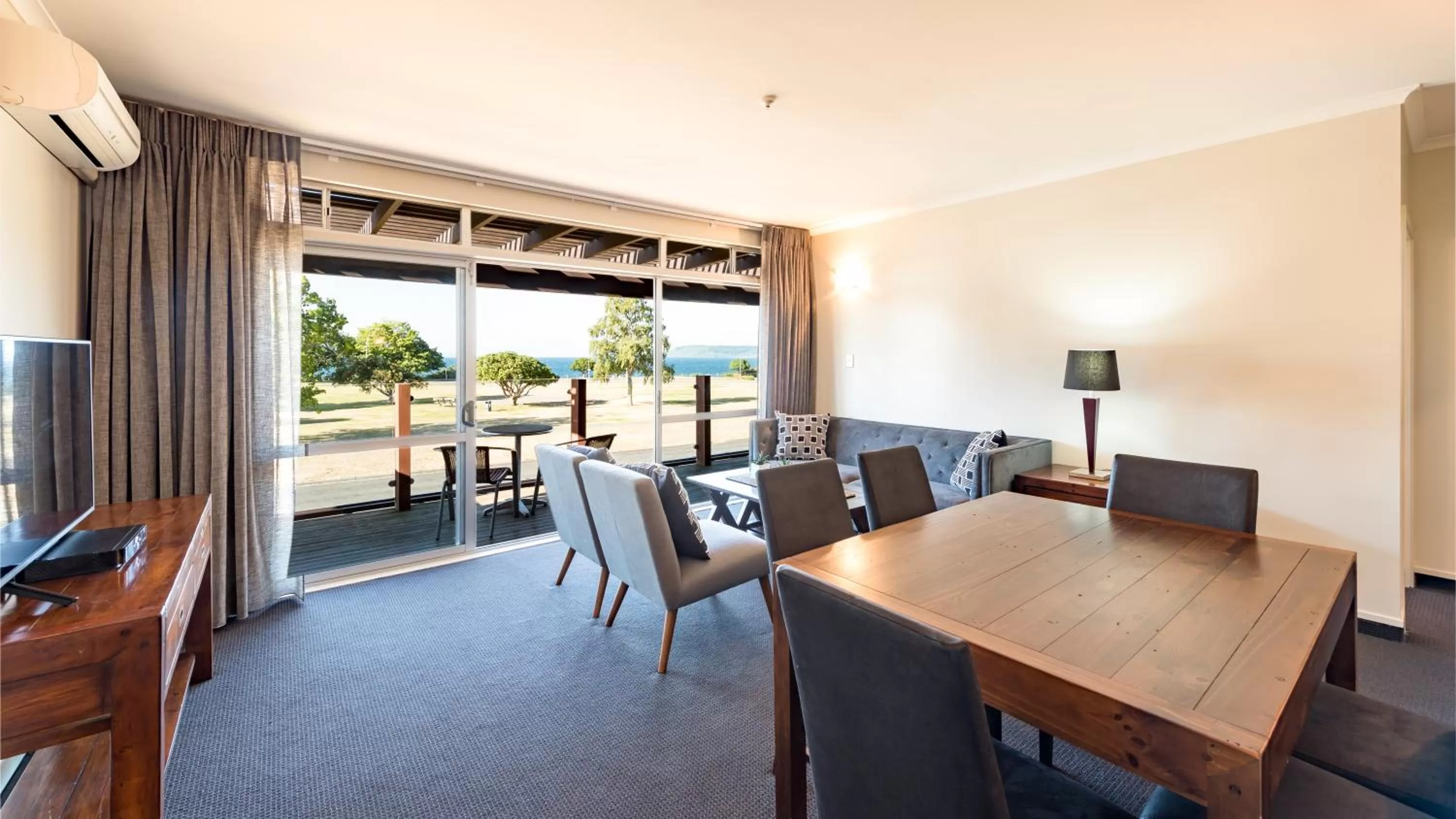 Executive Two Bedroom Lakeview Suite in Suncourt Hotel & Conference Centre