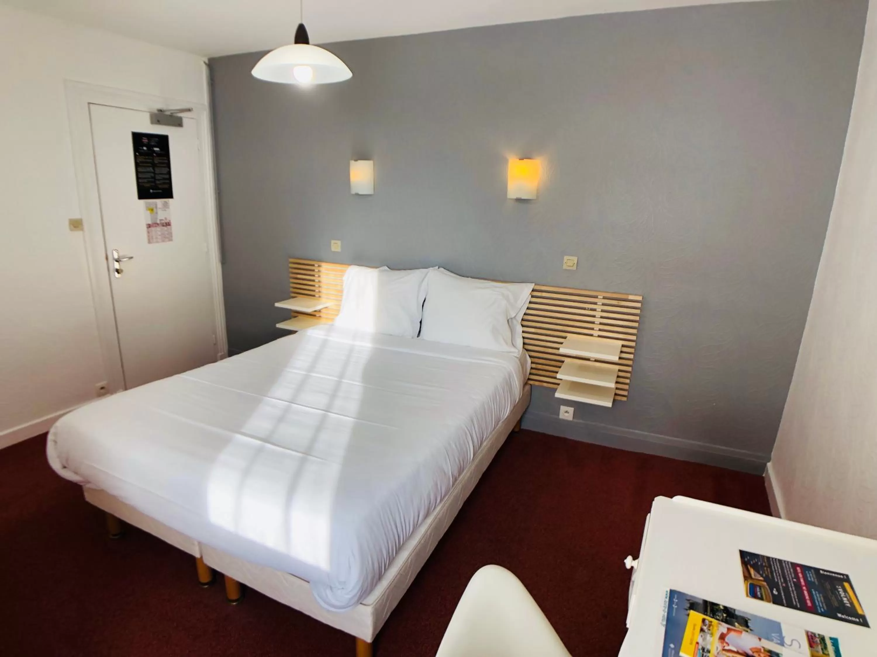 Bed in Cit'Hotel Le Volney