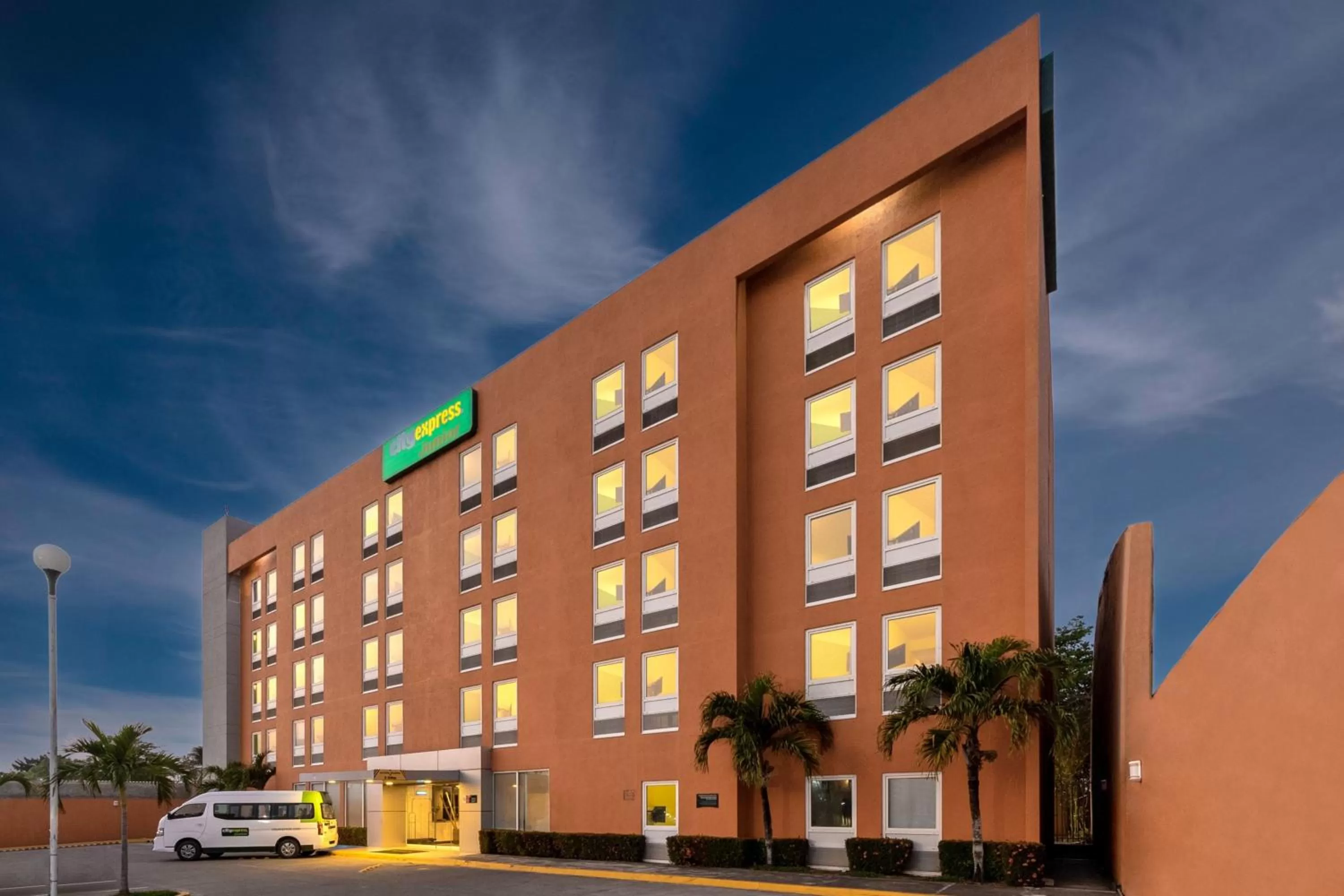 Property building in City Express Junior by Marriott Veracruz Aeropuerto