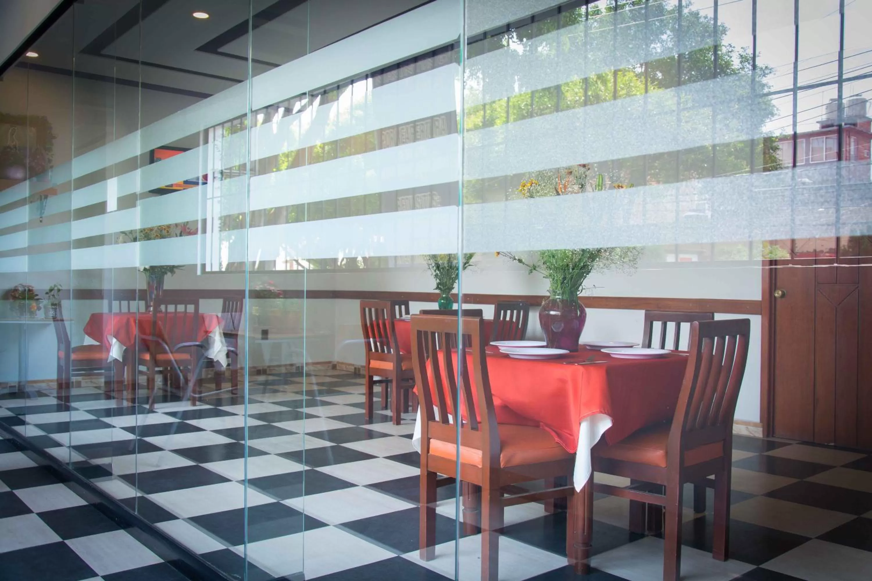 Restaurant/places to eat in Hotel Max