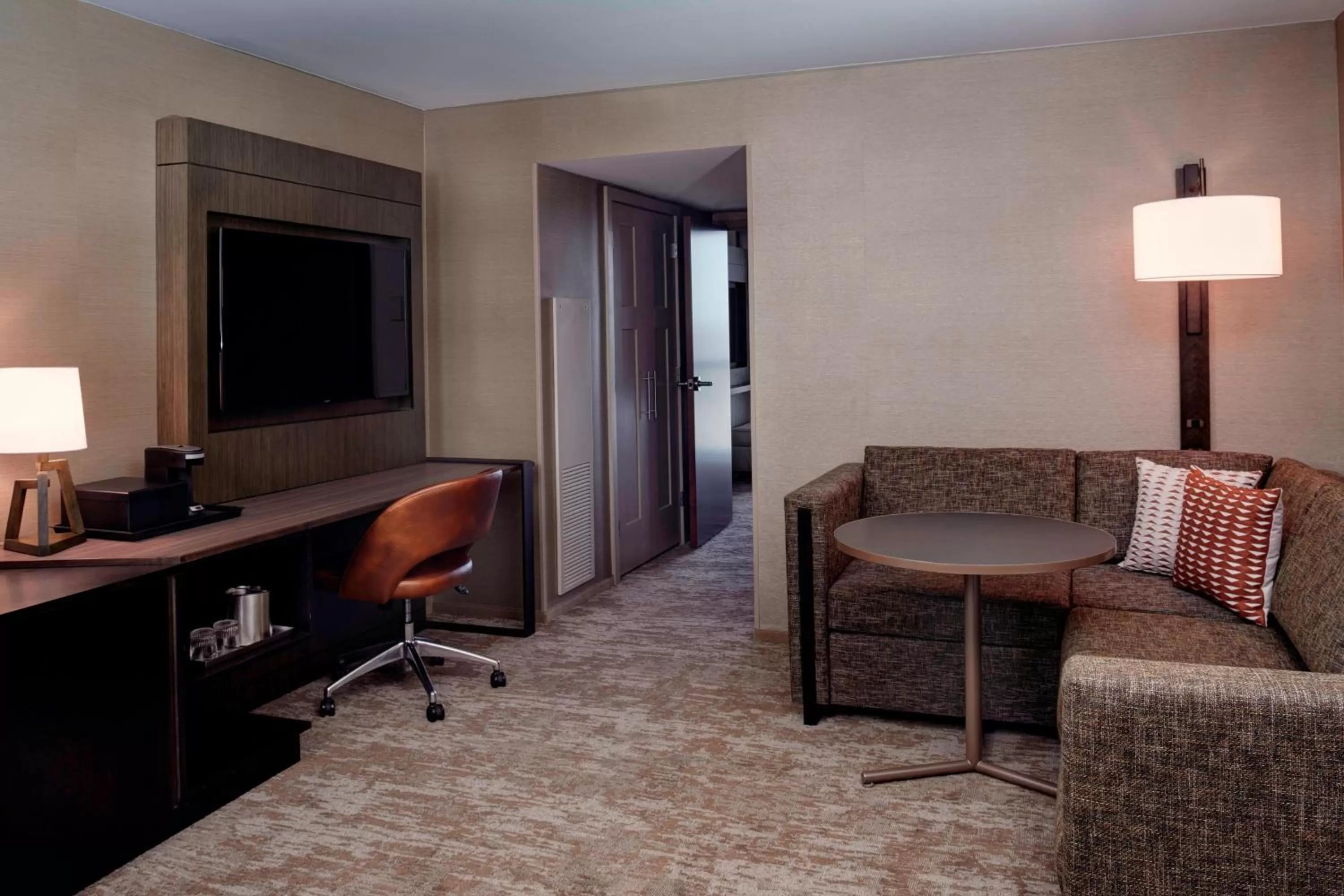 Living room in Chicago Marriott Southwest at Burr Ridge